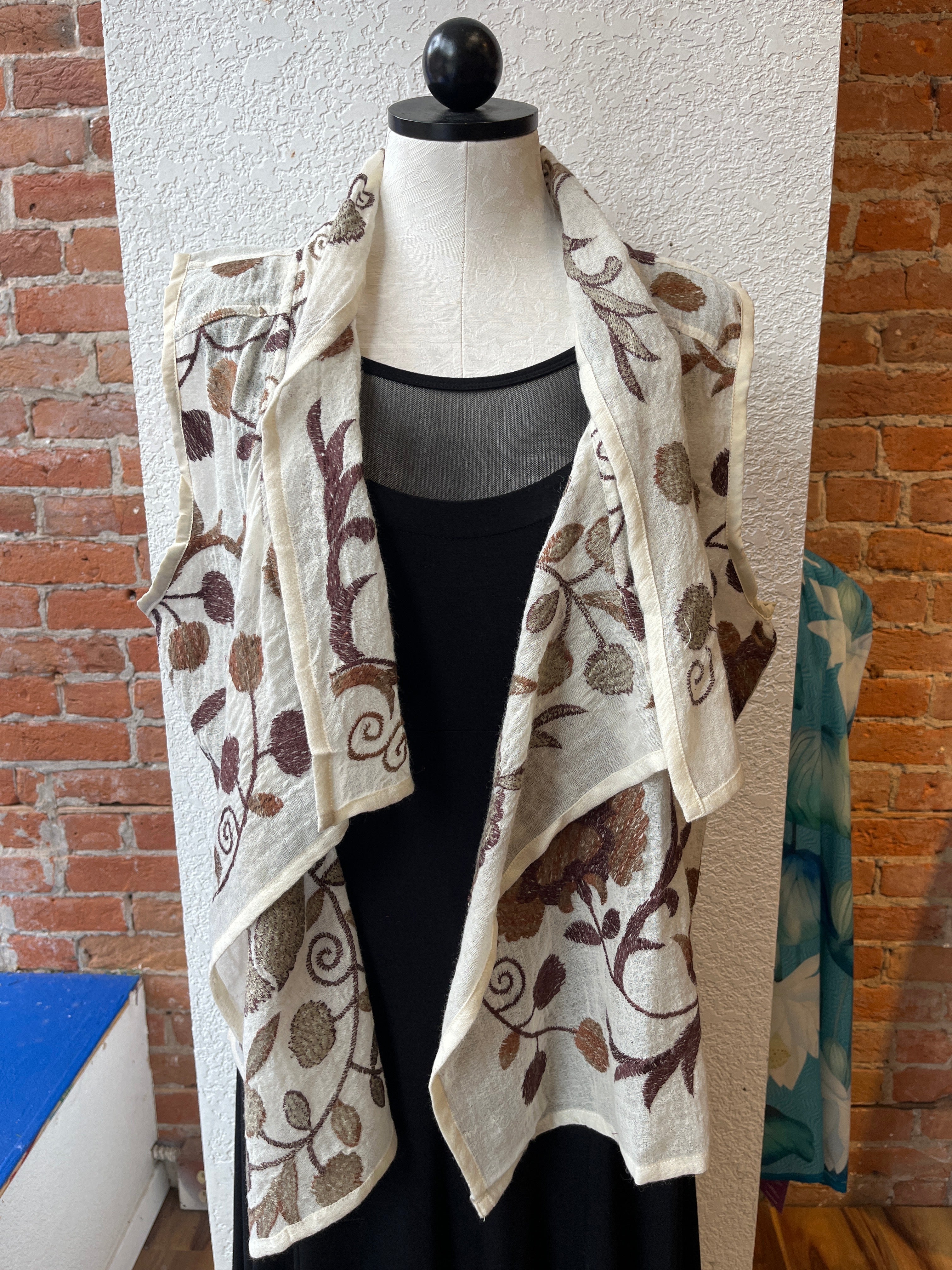 Chaleco de lana bordado ANU Zagora