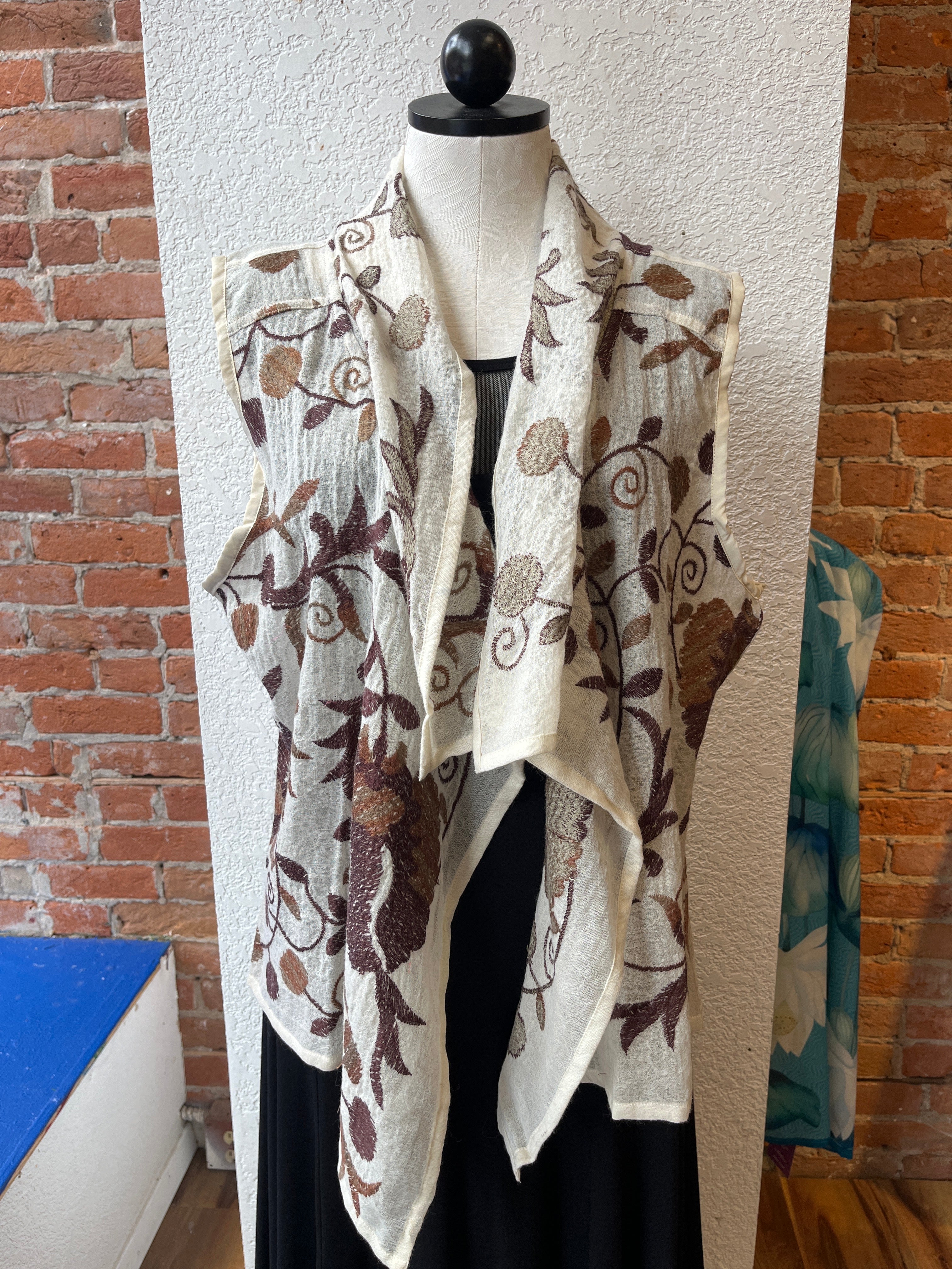 Chaleco de lana bordado ANU Zagora