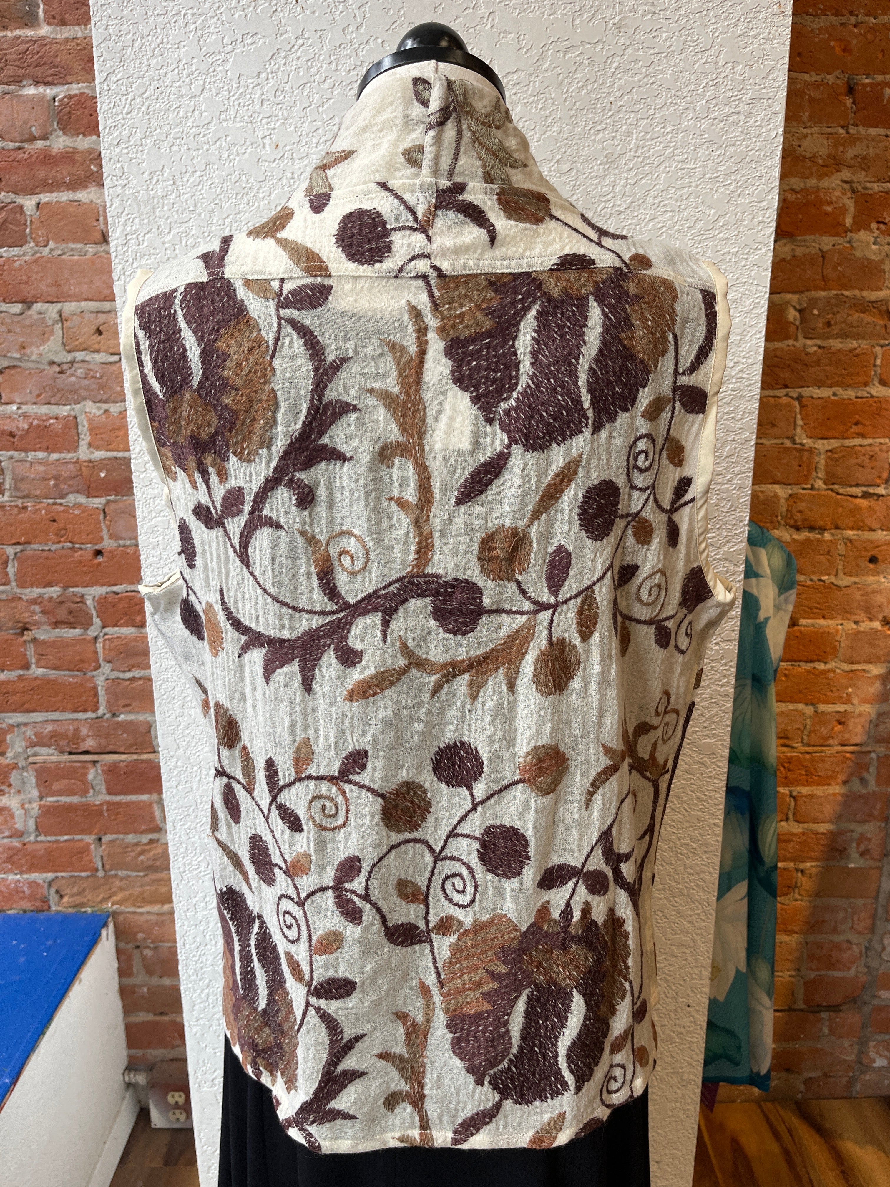 Chaleco de lana bordado ANU Zagora