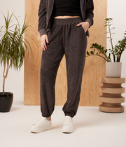 Pantalón Tansy de Known Supply, jogger de terciopelo