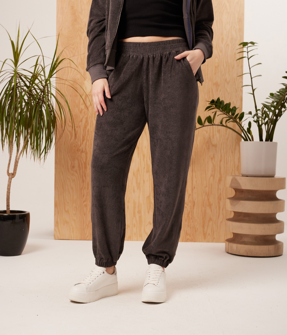 Pantalón Tansy de Known Supply, jogger de terciopelo