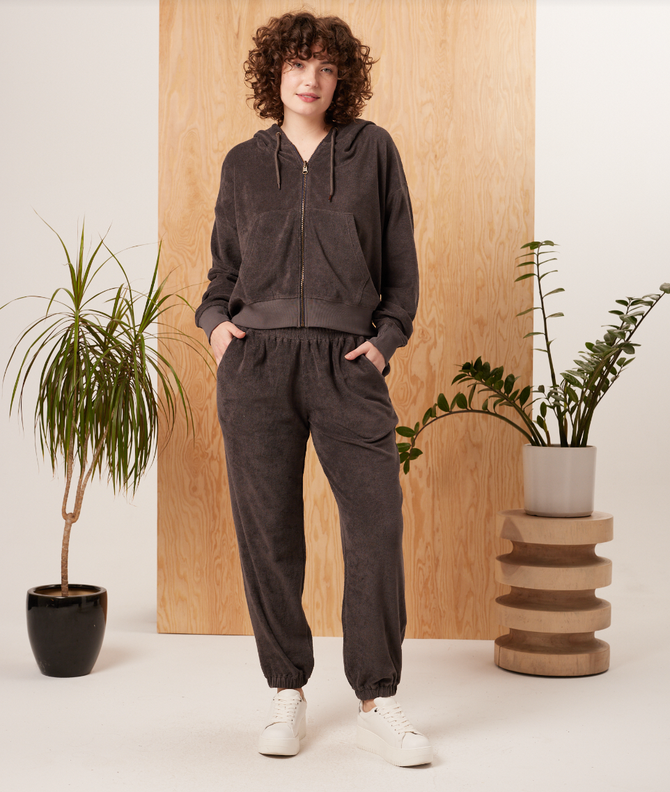 Pantalón Tansy de Known Supply, jogger de terciopelo