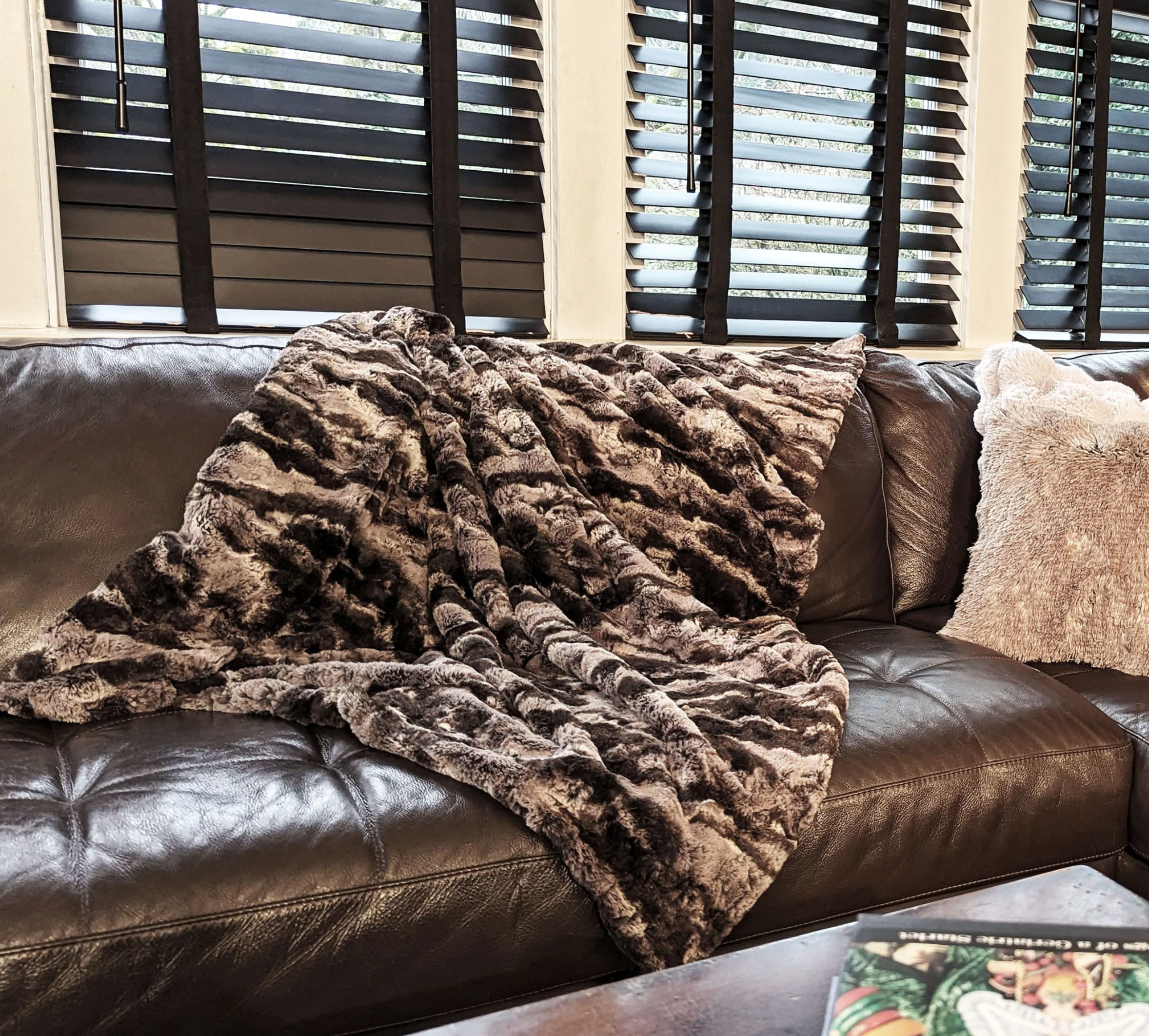 Pandemonium faux fur throw (6 colors)