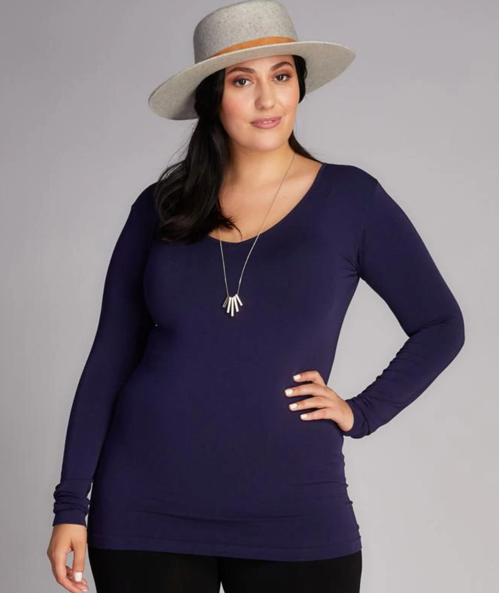 Camiseta C'est Moi escote pico talla grande (3 colores)