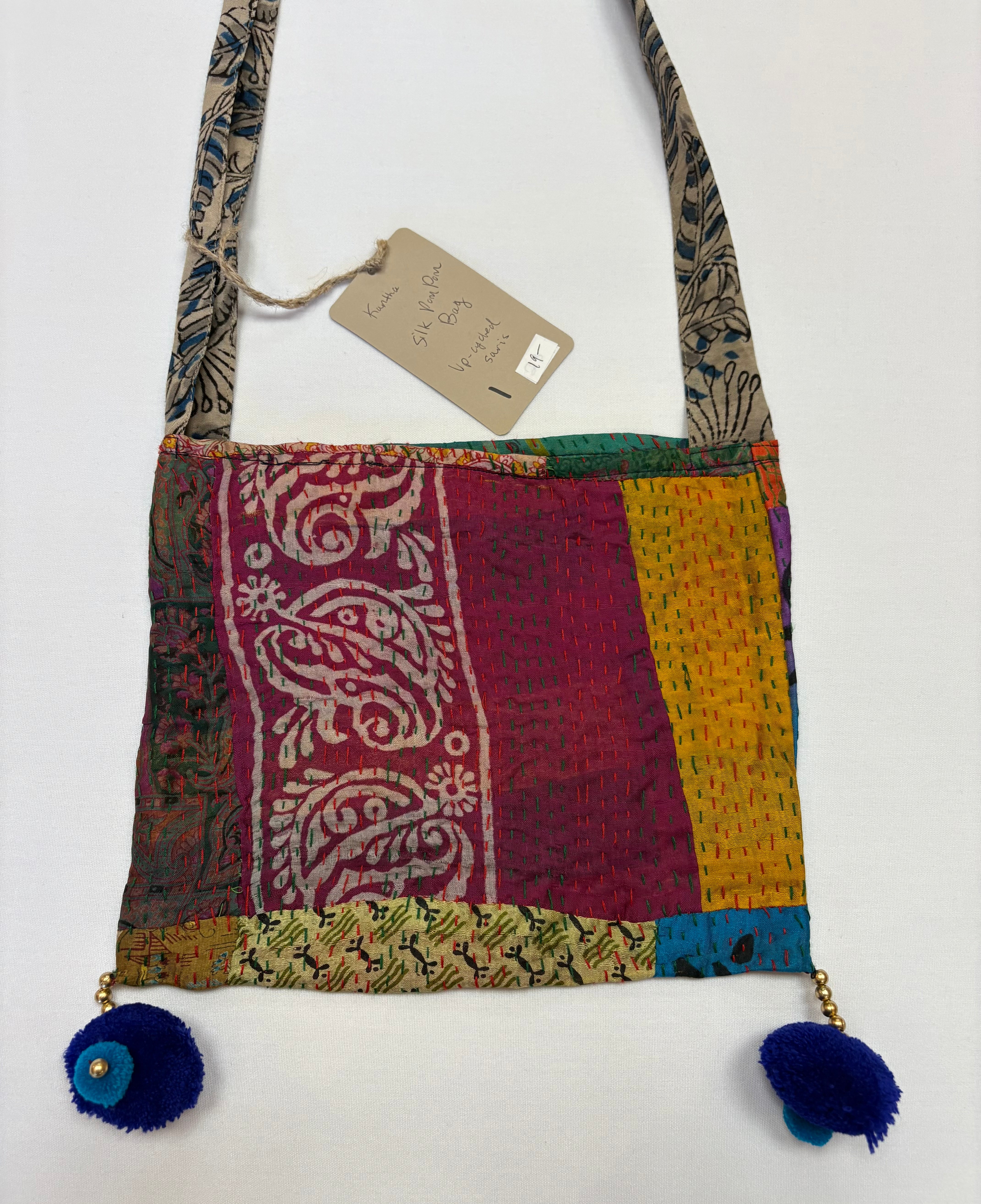 Bufanda Sevya sari, seda reciclada con borlas