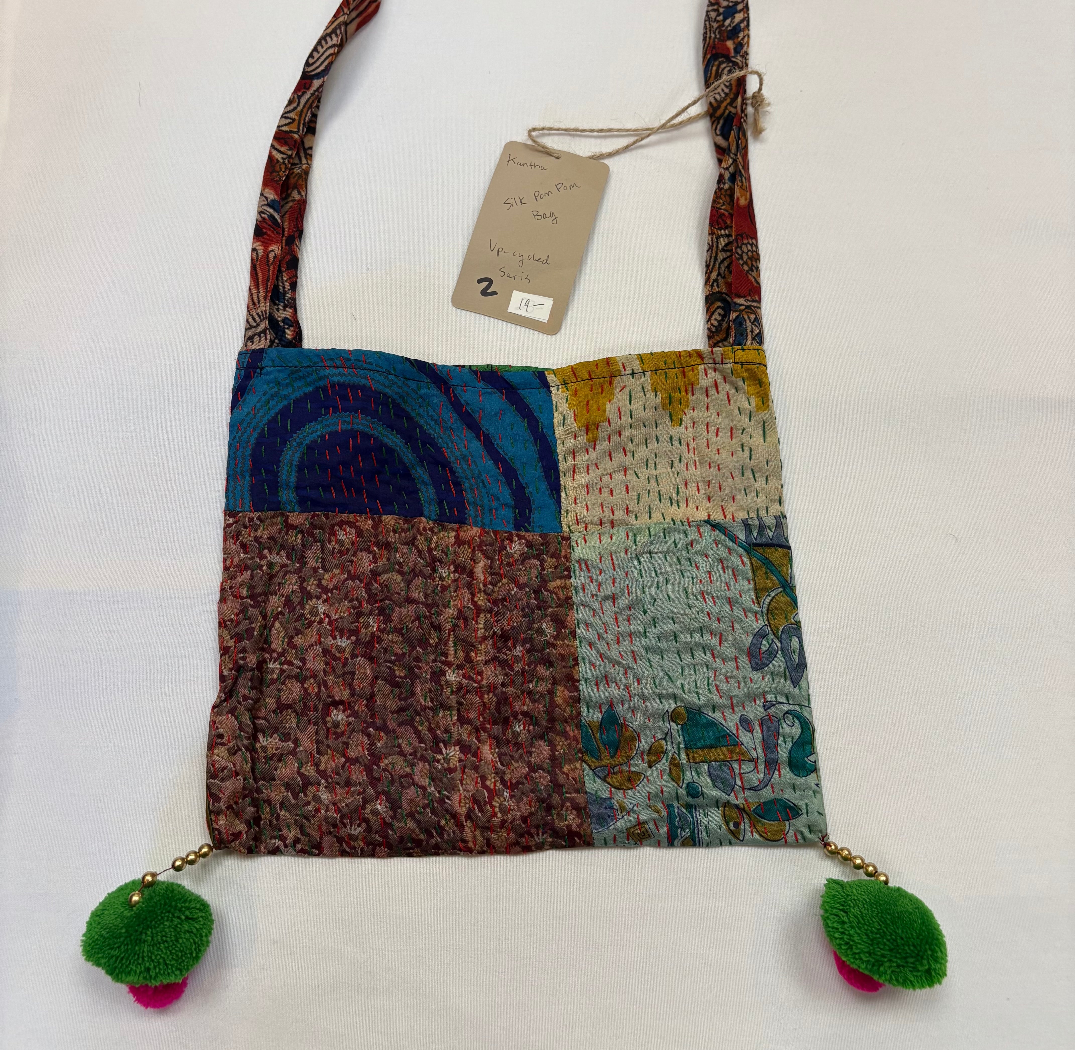 Bufanda Sevya sari, seda reciclada con borlas