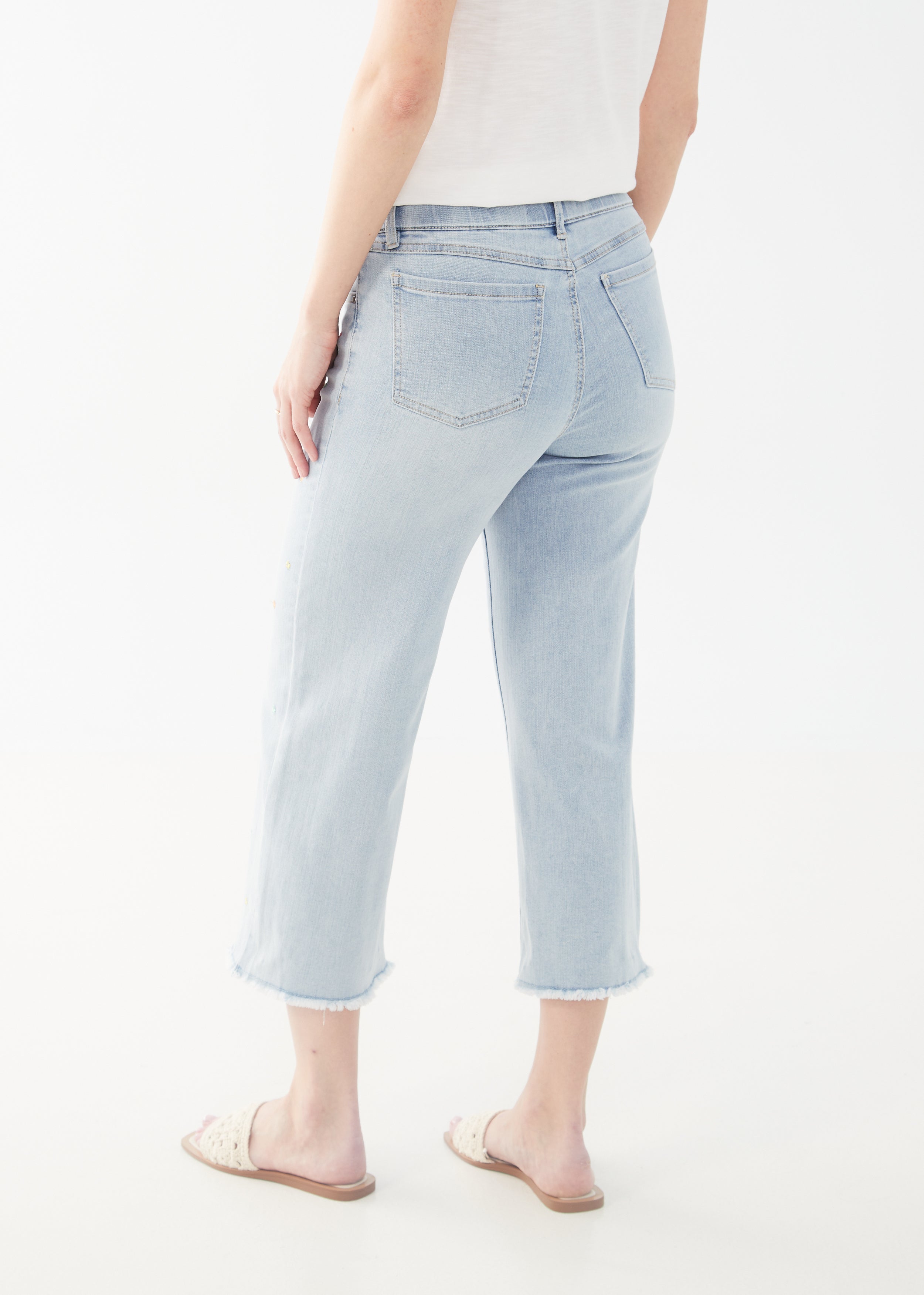 Vaqueros pull-on FDJ 2538669, corte ancho bordado
