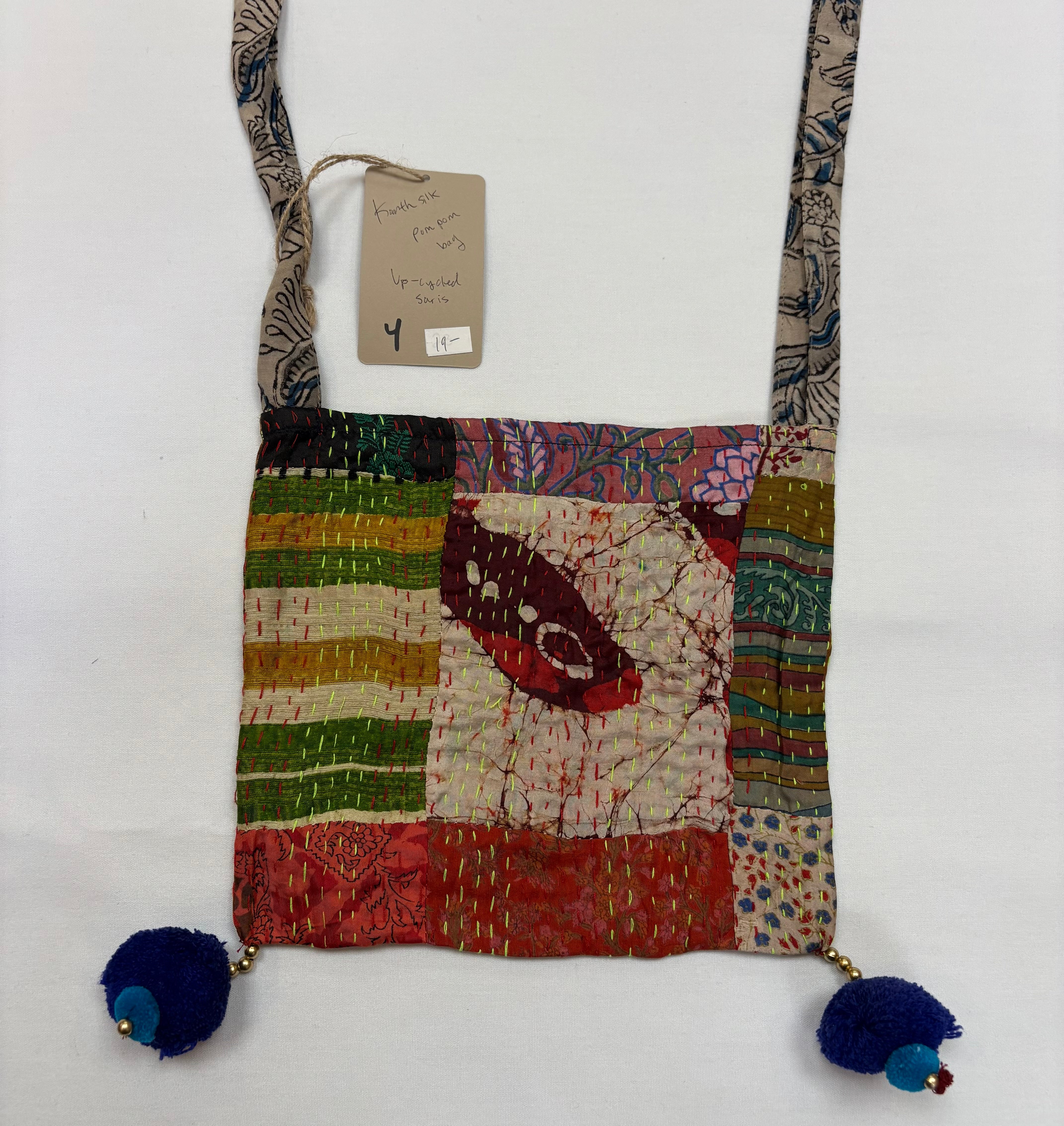 Bufanda Sevya sari, seda reciclada con borlas