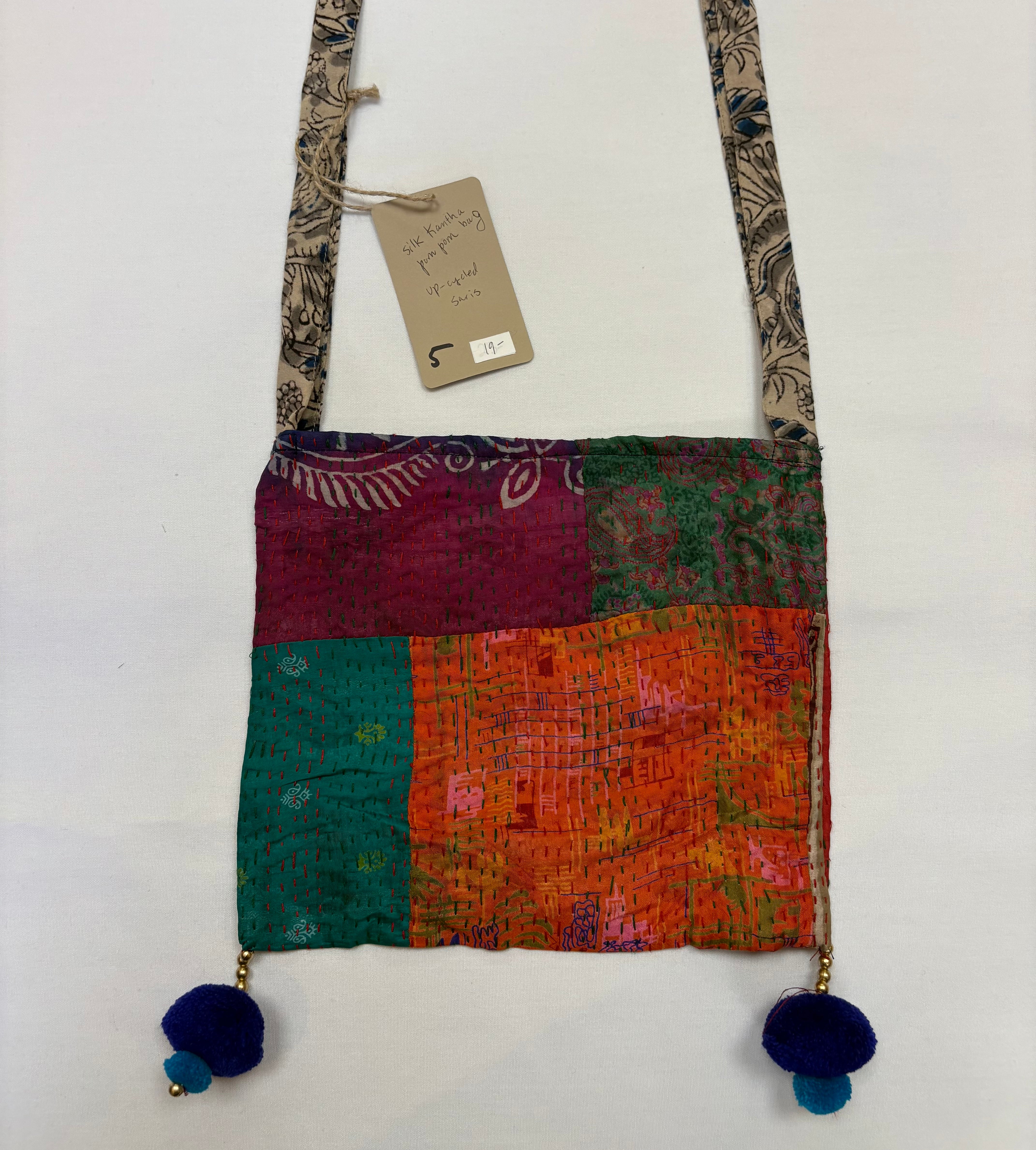 Bufanda Sevya sari, seda reciclada con borlas