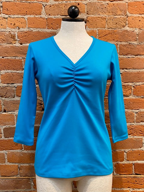 Camiseta Necessitees, escote en pico fruncido y manga 3/4 (5 colores)