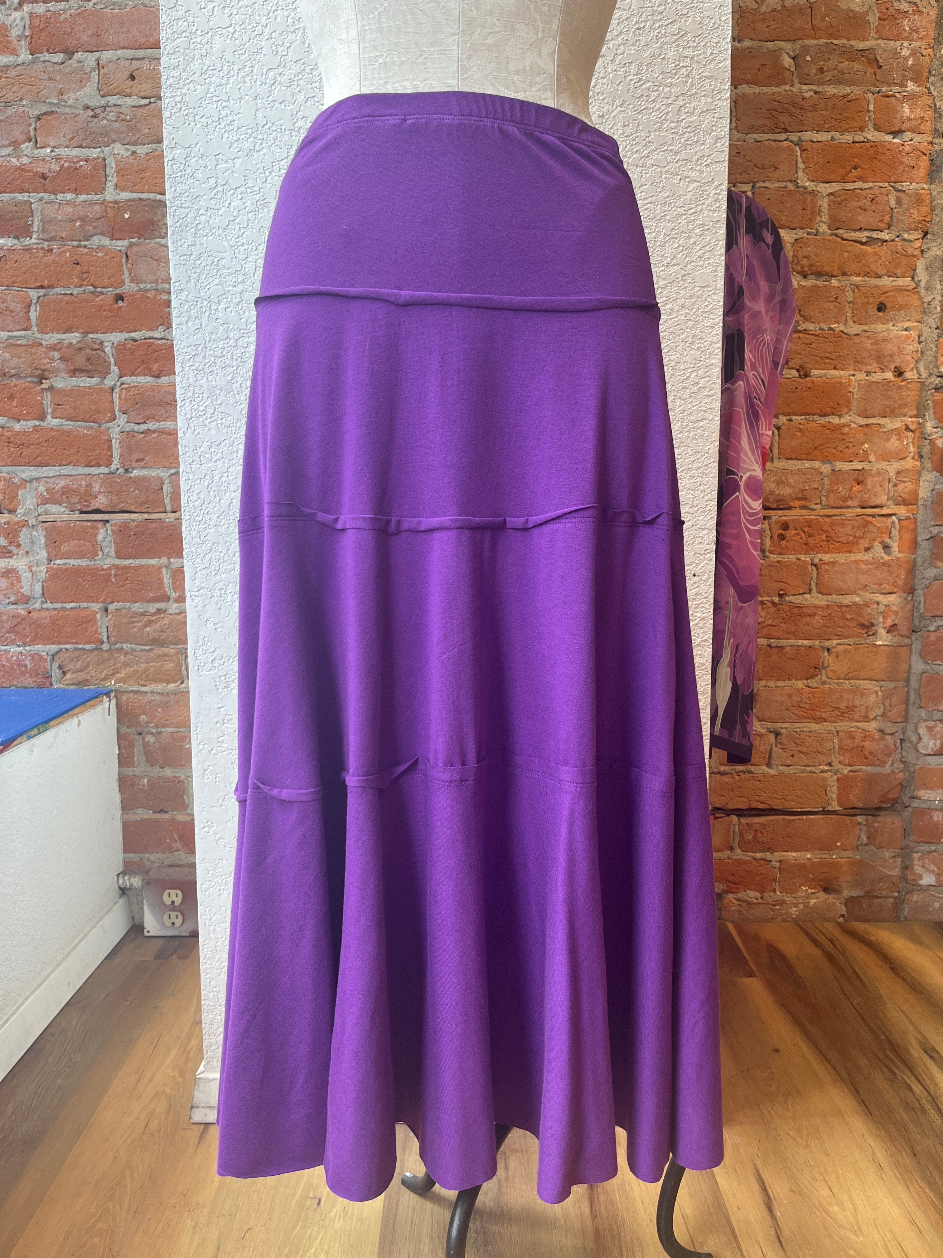 Falda Necessitees, larga soho (5 colores)