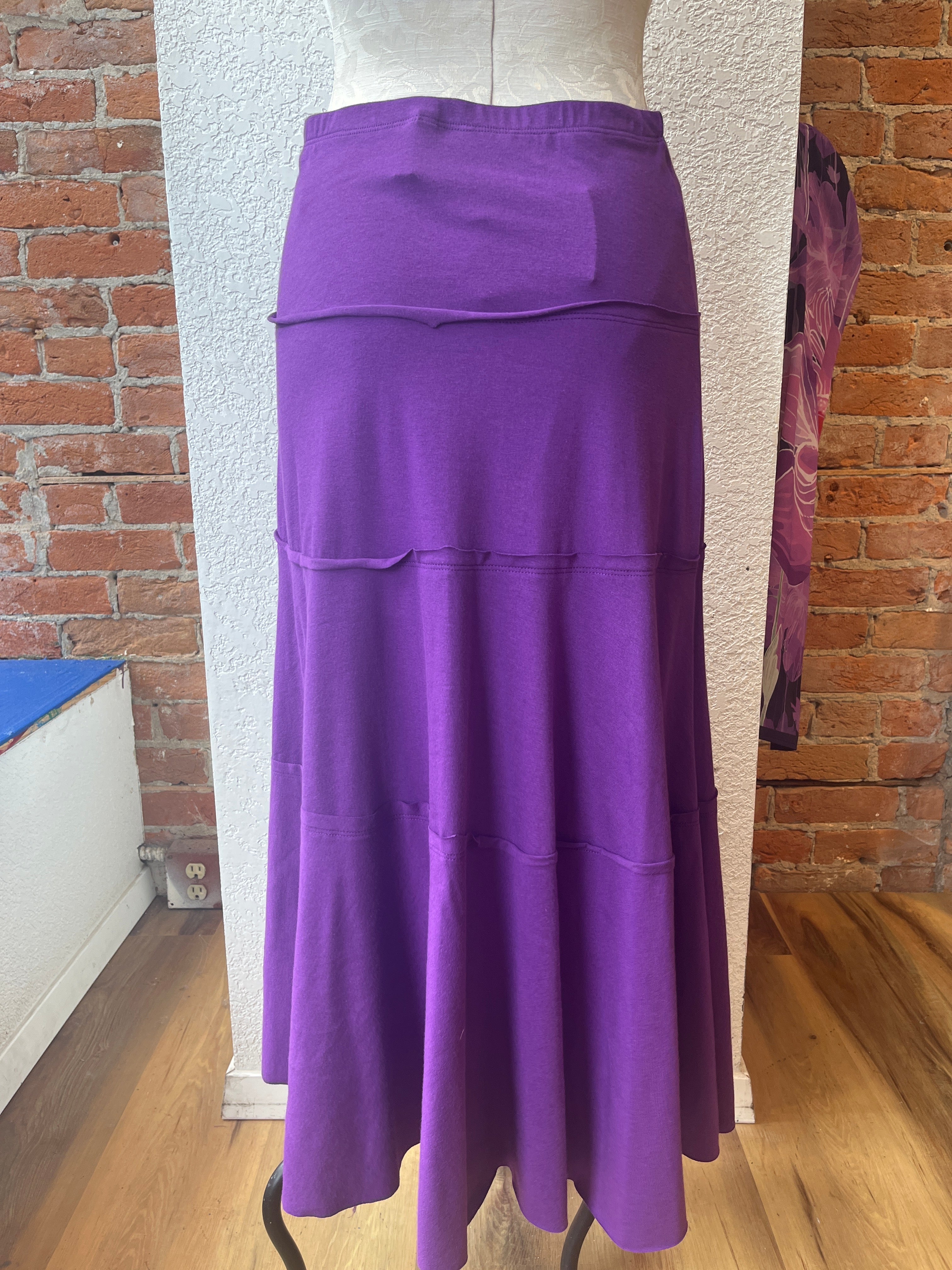 Falda Necessitees, larga soho (5 colores)