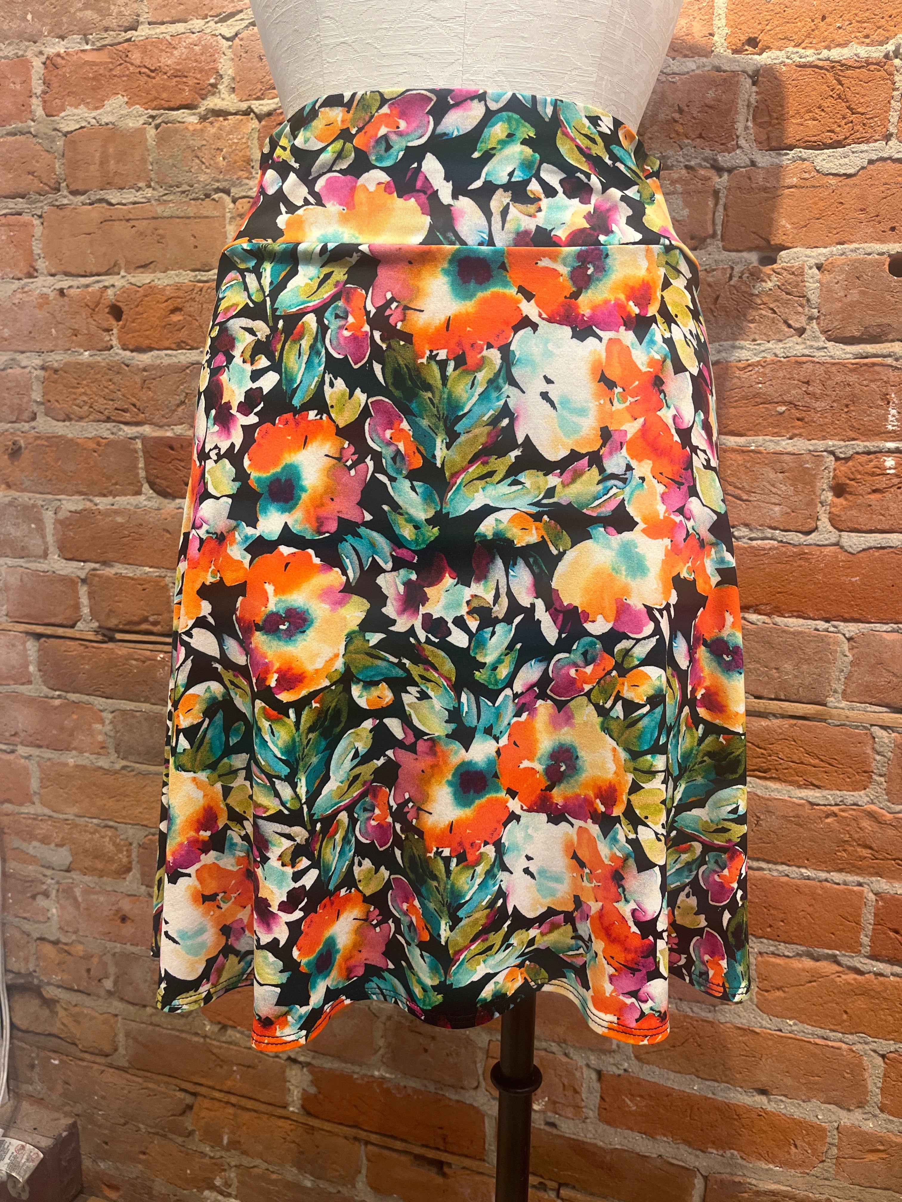 Falda con vuelo Salaam, estampado floral llamativo