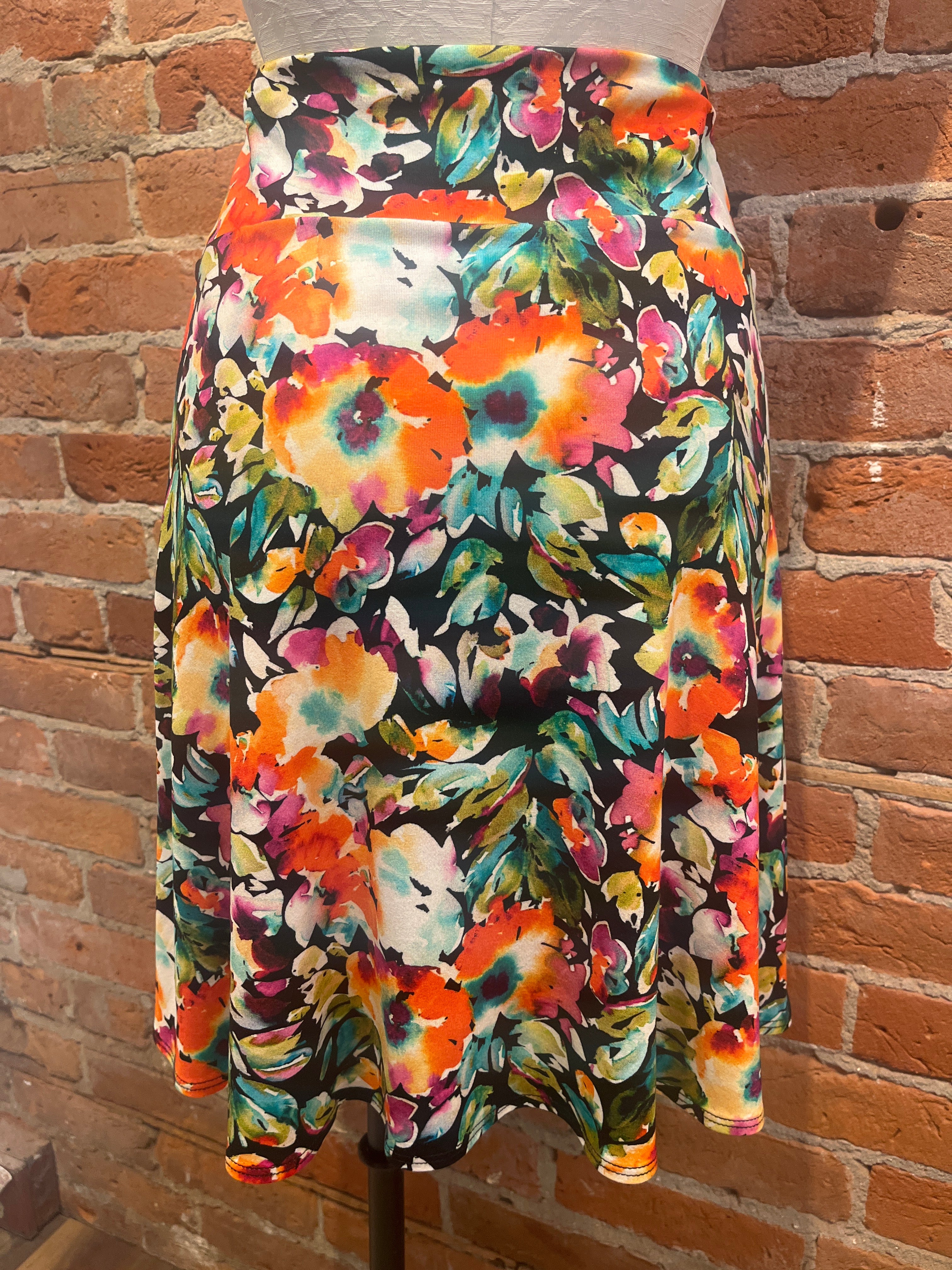 Falda con vuelo Salaam, estampado floral llamativo
