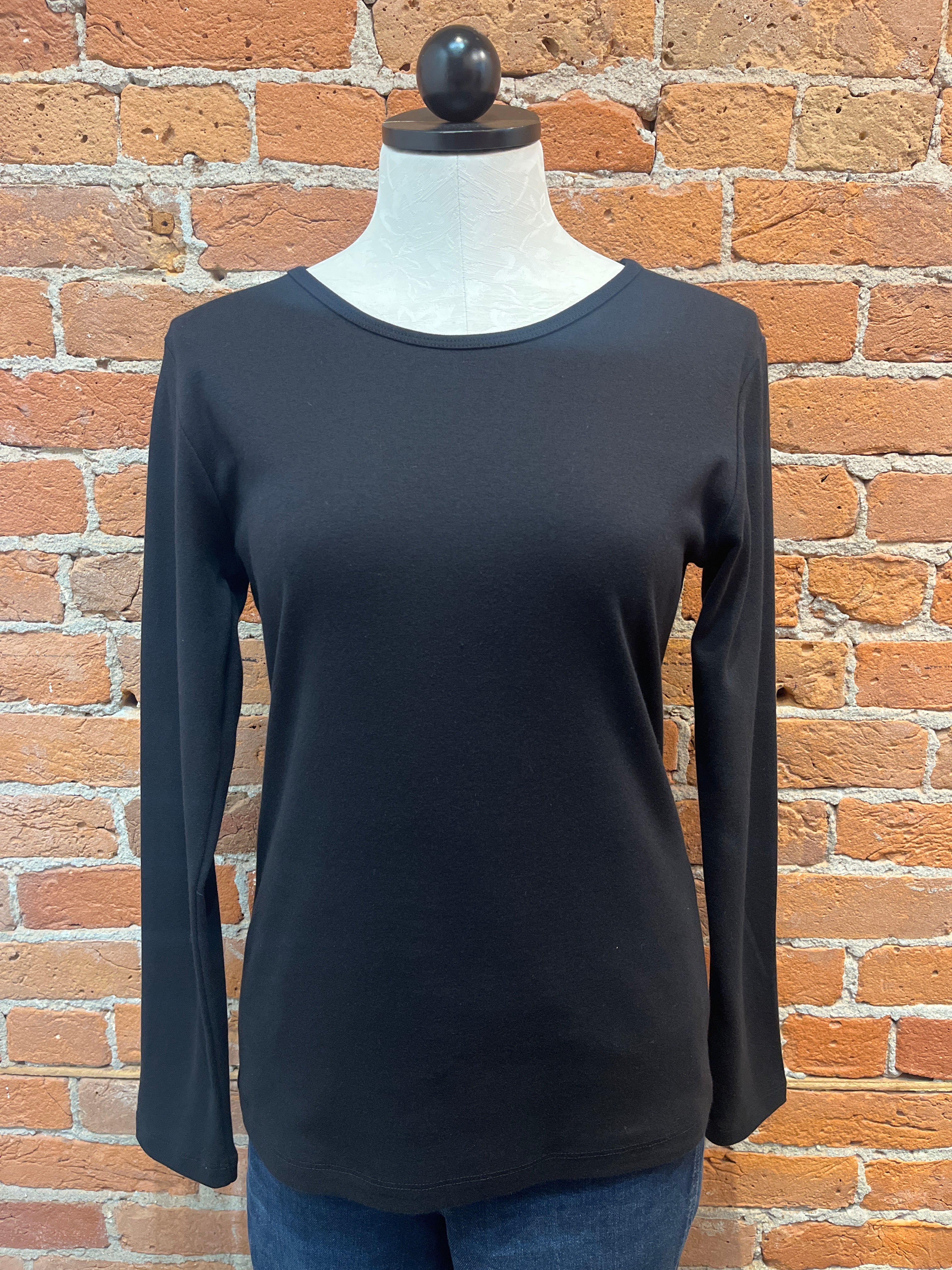 Camiseta Necessitees manga larga cuello joya (3 colores)