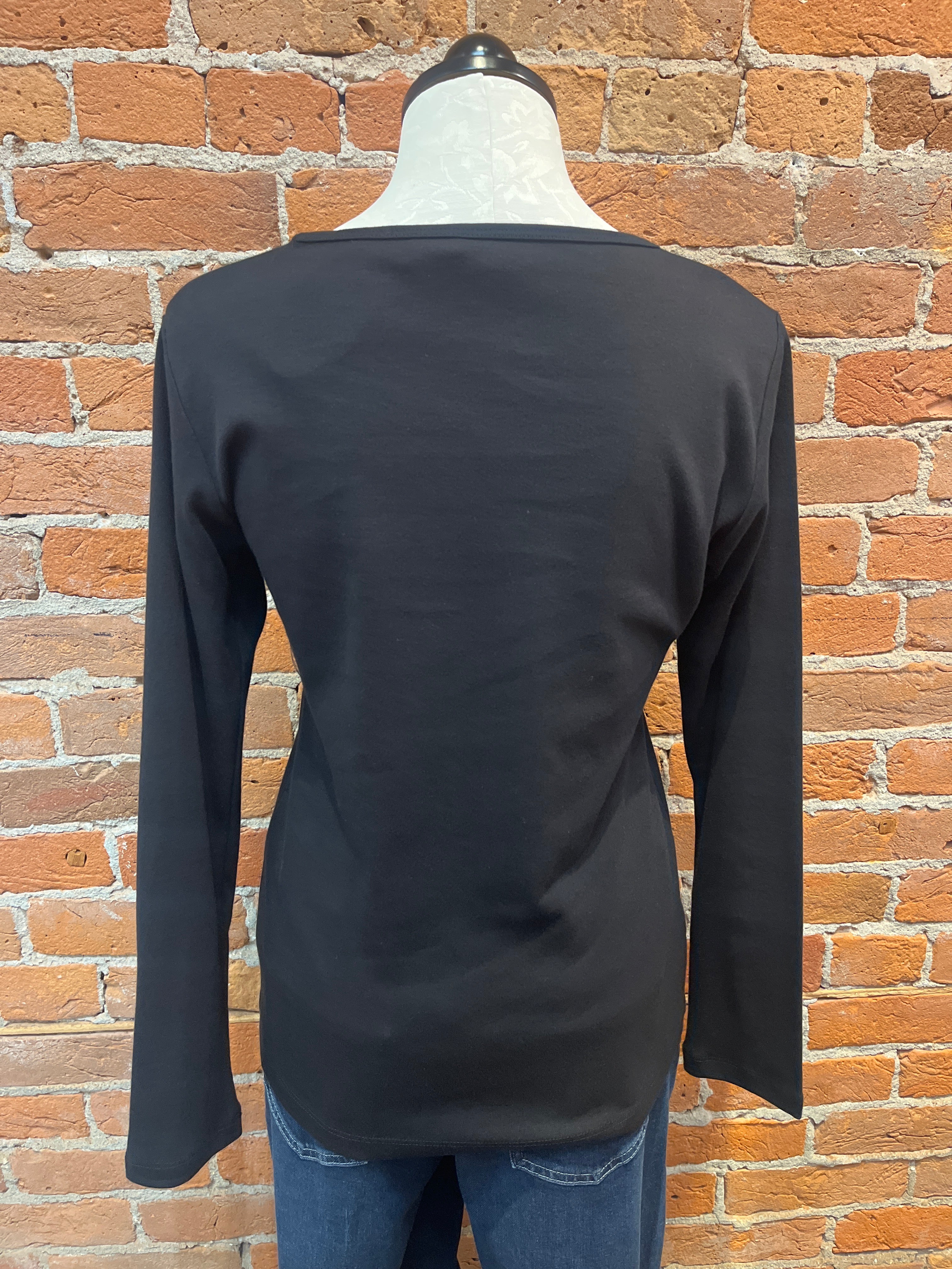 Camiseta Necessitees manga larga cuello joya (3 colores)