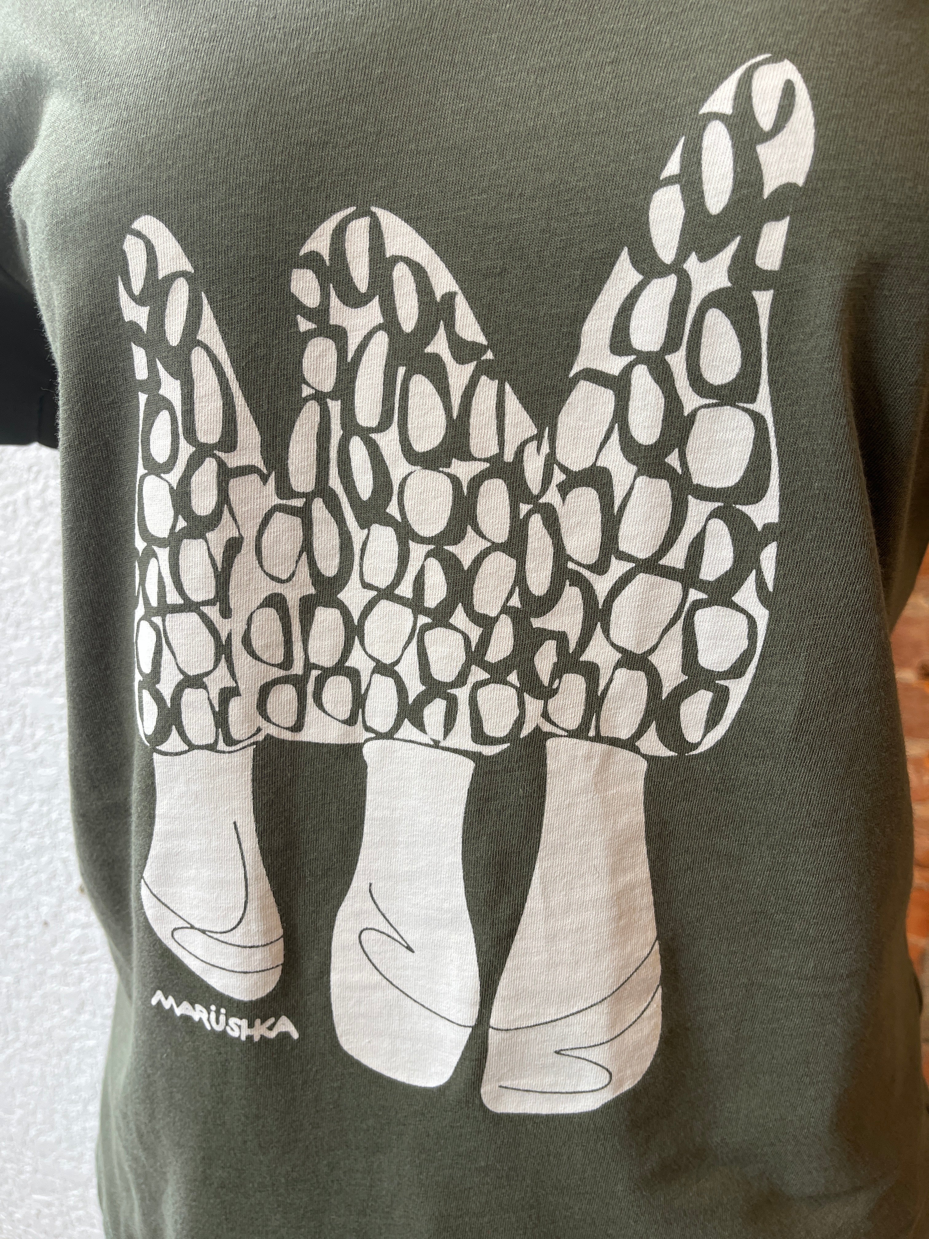 Marushka t-shirt, relaxed v-neck short-sleeve Morels on Olive