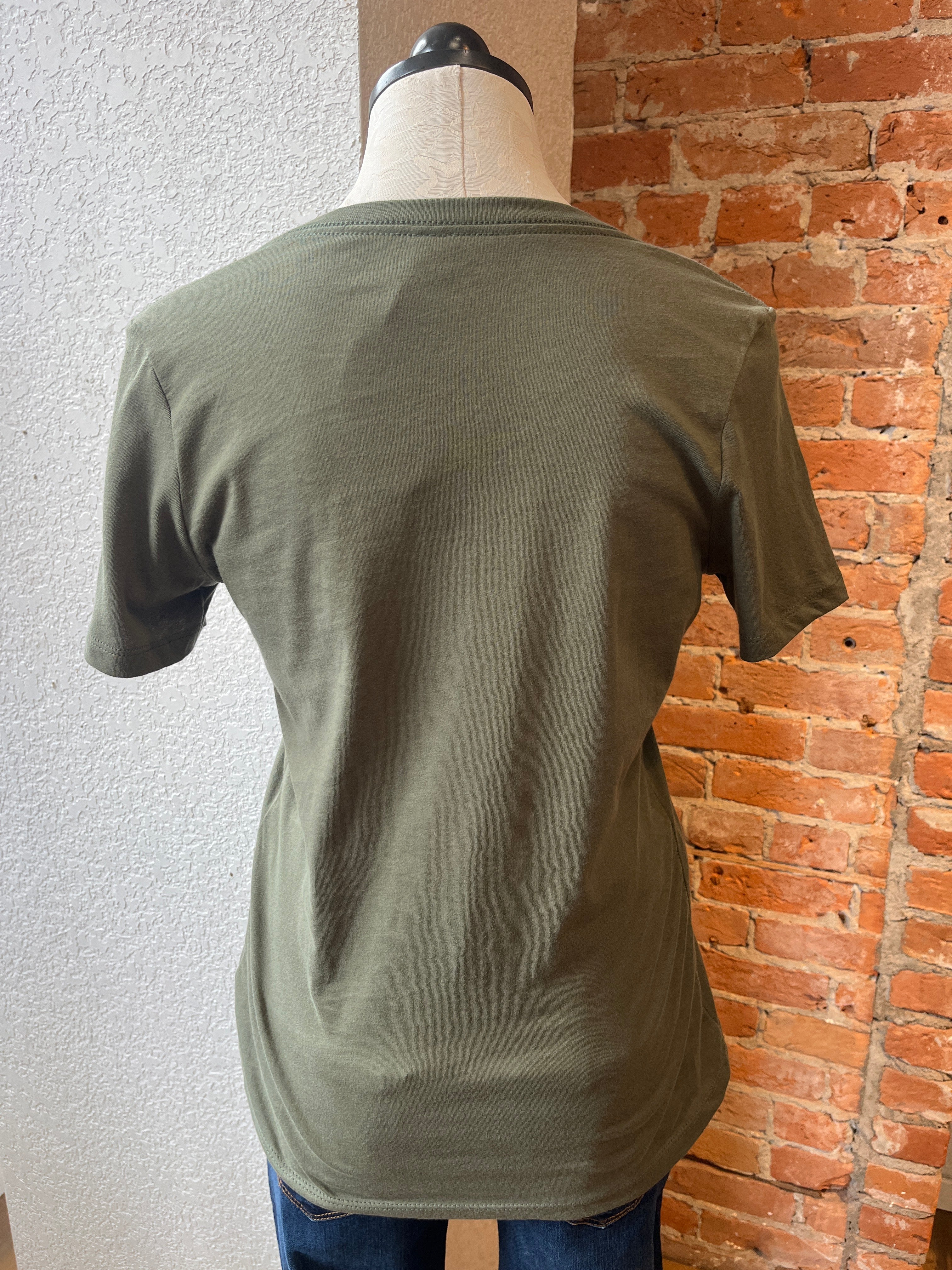 Marushka t-shirt, relaxed v-neck short-sleeve Morels on Olive