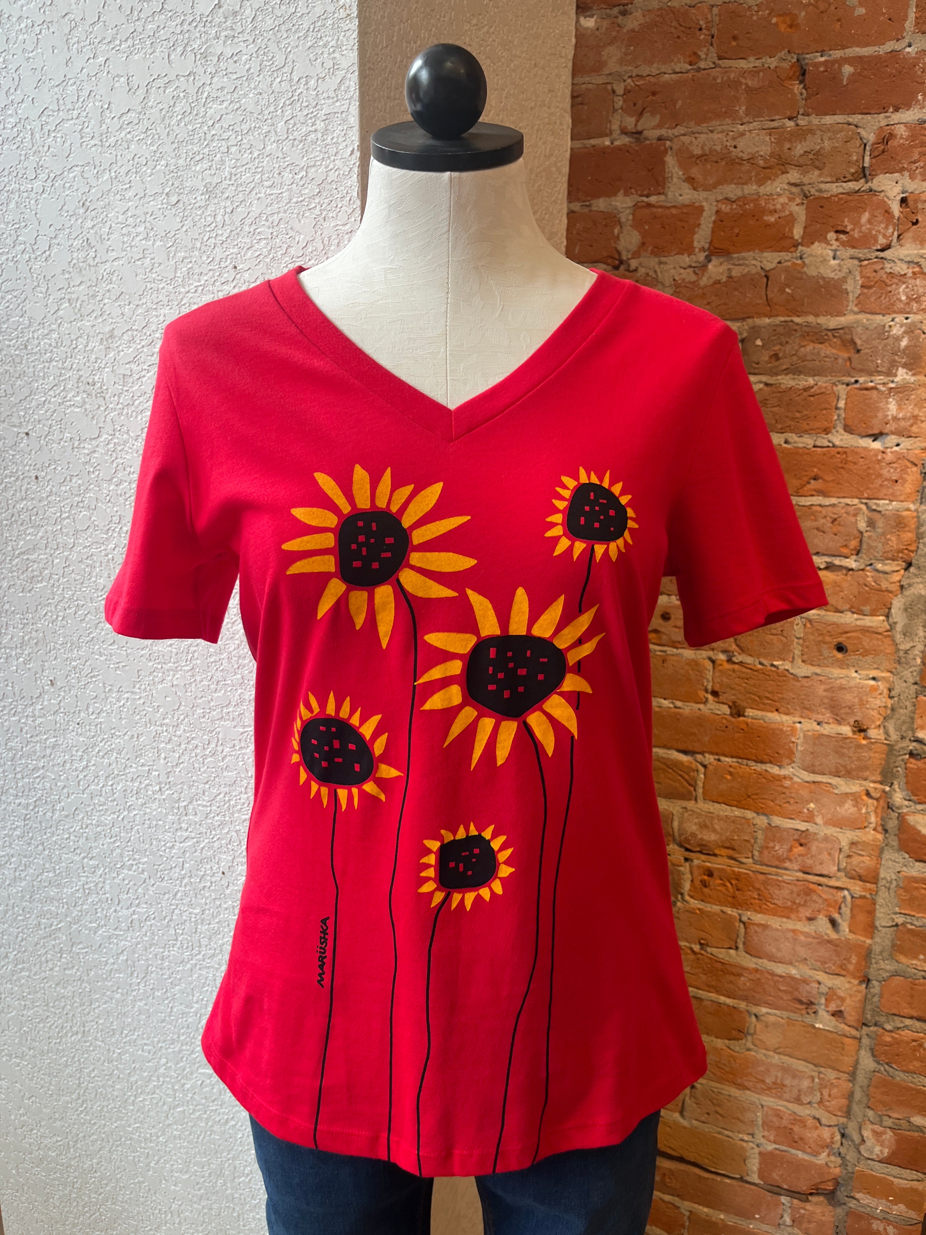 Marushka t-shirt, relaxed v-neck short-sleeve Sunflower Field on Red