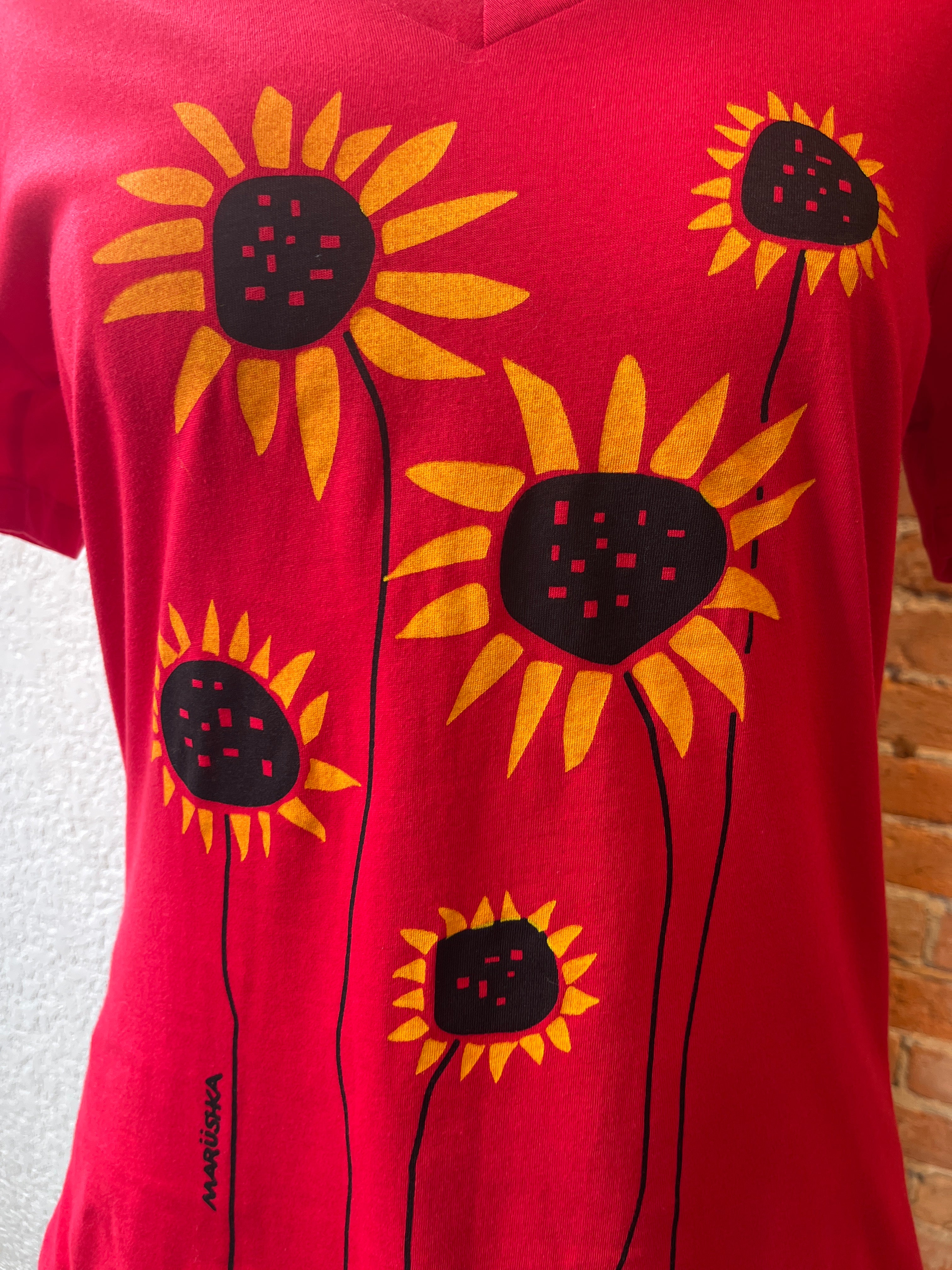 Marushka t-shirt, relaxed v-neck short-sleeve Sunflower Field on Red