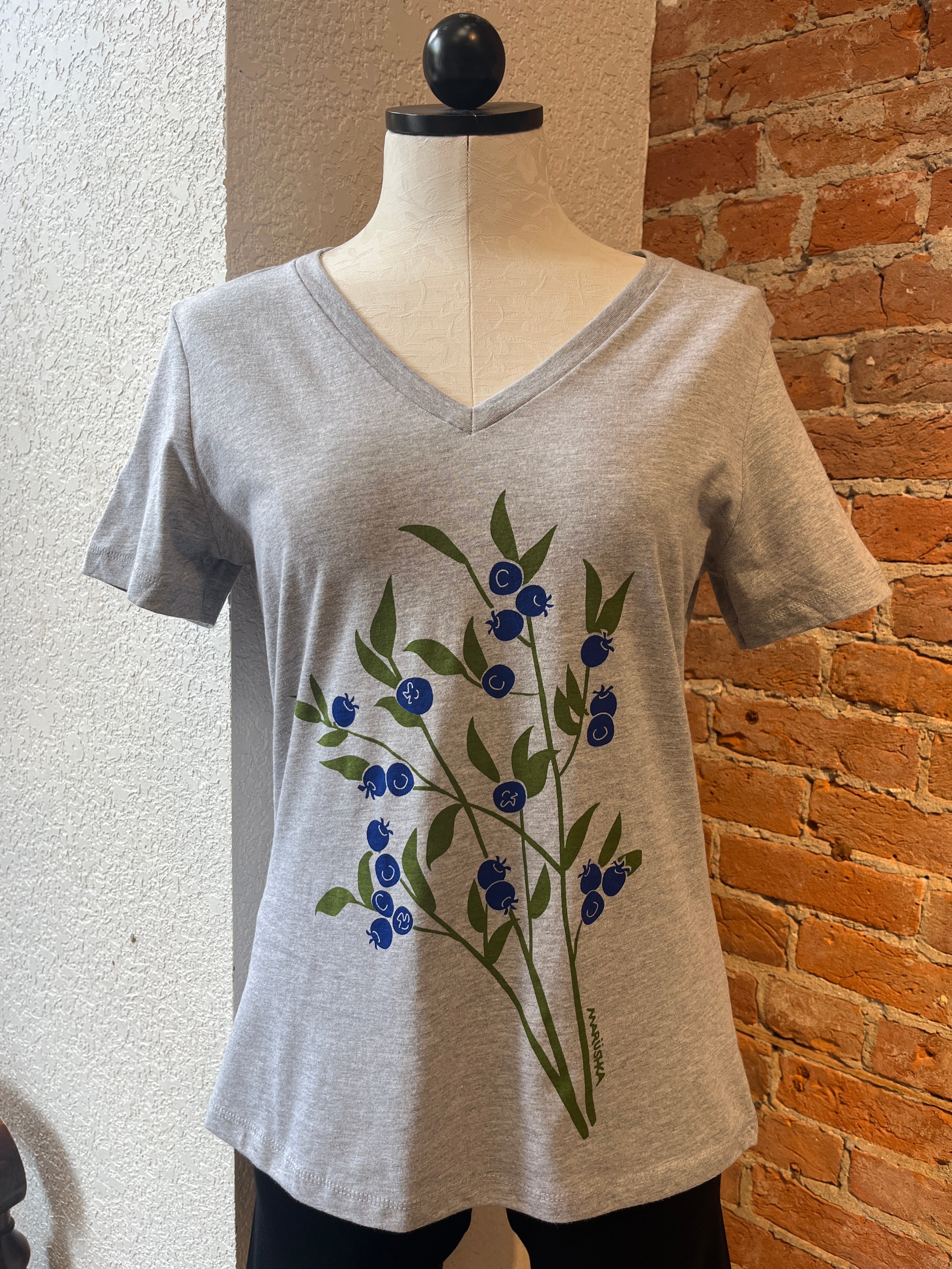 Marushka t-shirt, relaxed v-neck short-sleeve Blueberries print