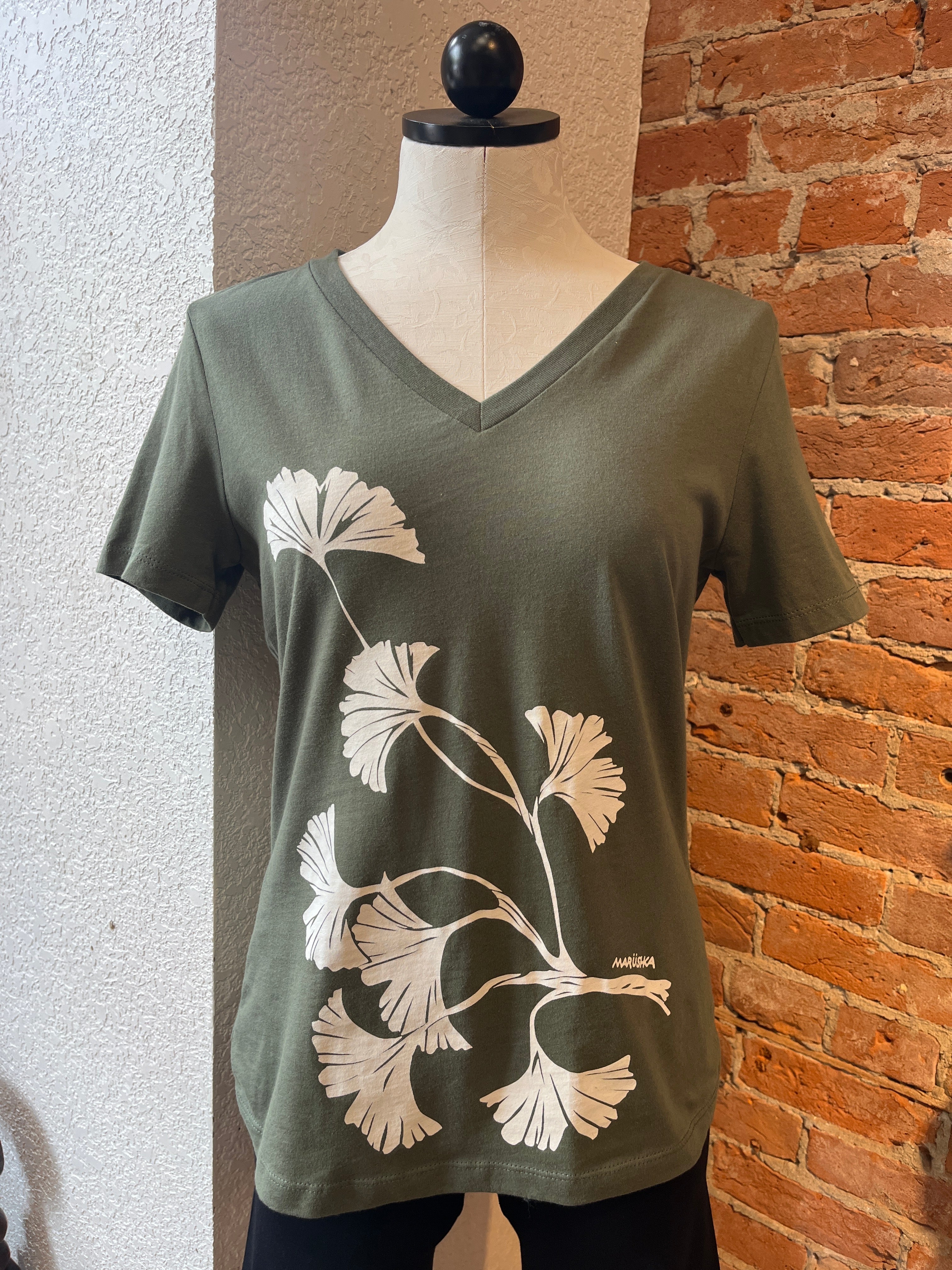 Marushka t-shirt, relaxed v-neck short-sleeve Ginko on Olive