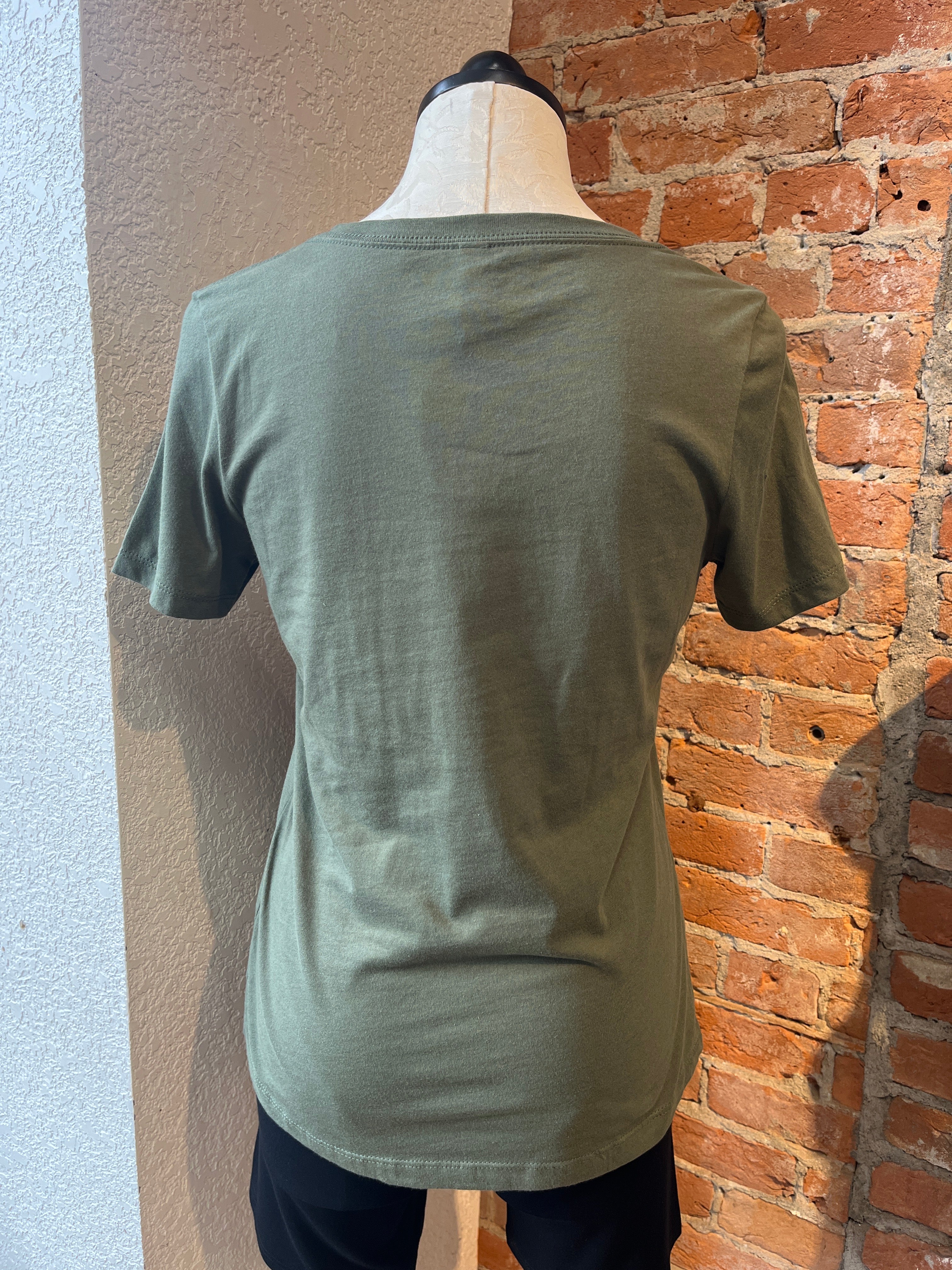 Marushka t-shirt, relaxed v-neck short-sleeve Ginko on Olive