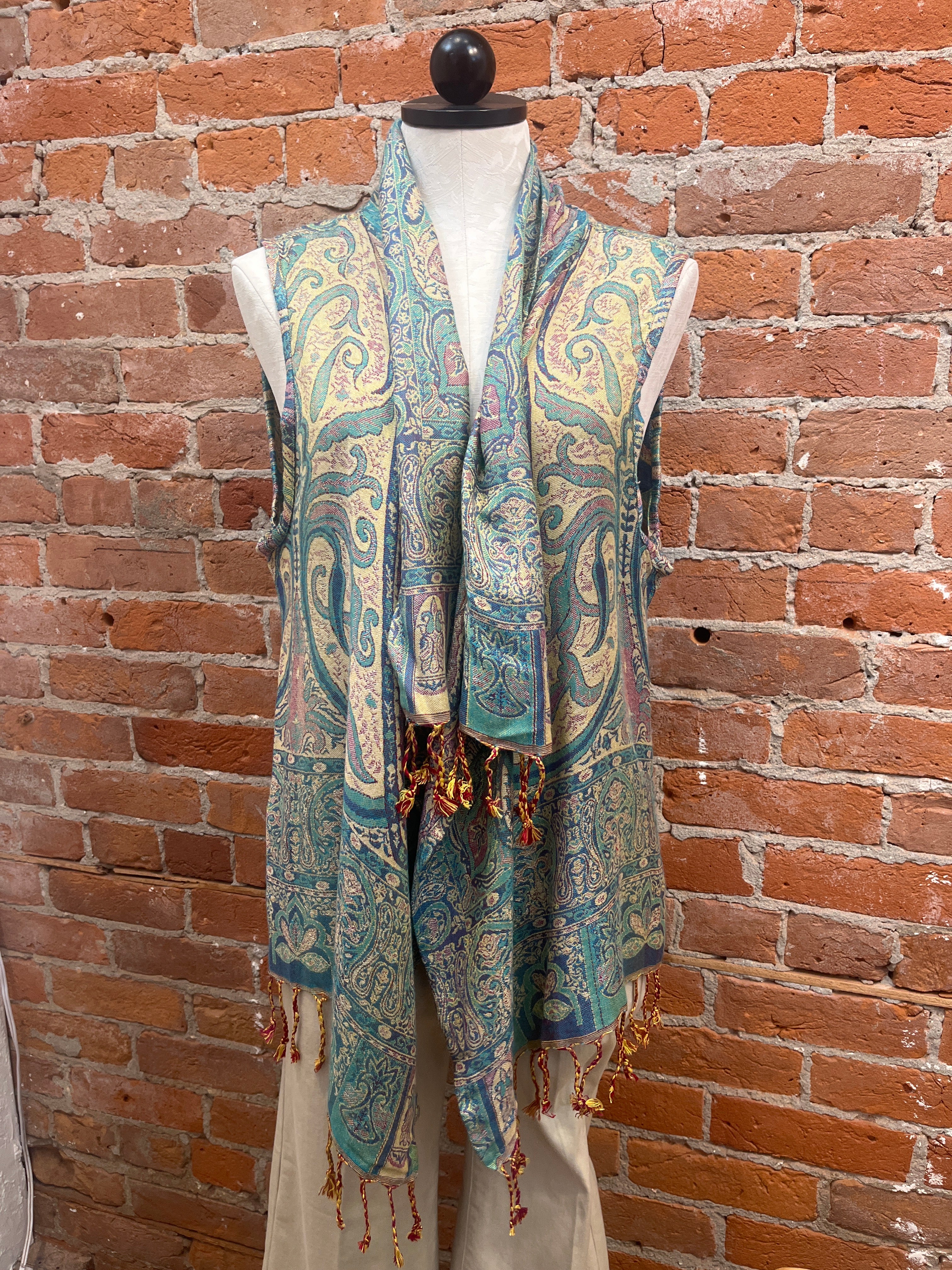 ANU 16636 vest, paisley embroidered