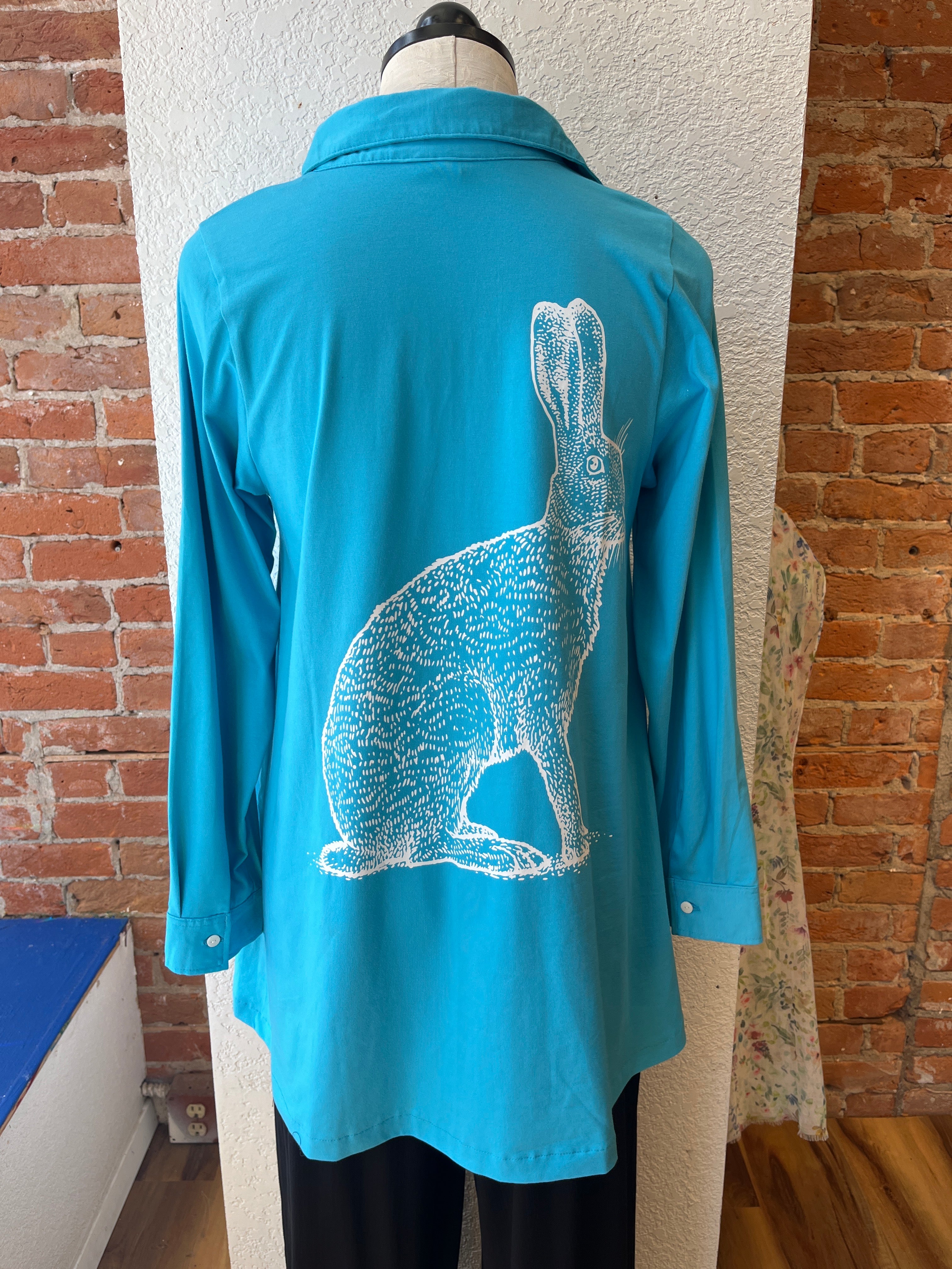 Camisa Flutter con estampado de conejito y botones en la parte delantera