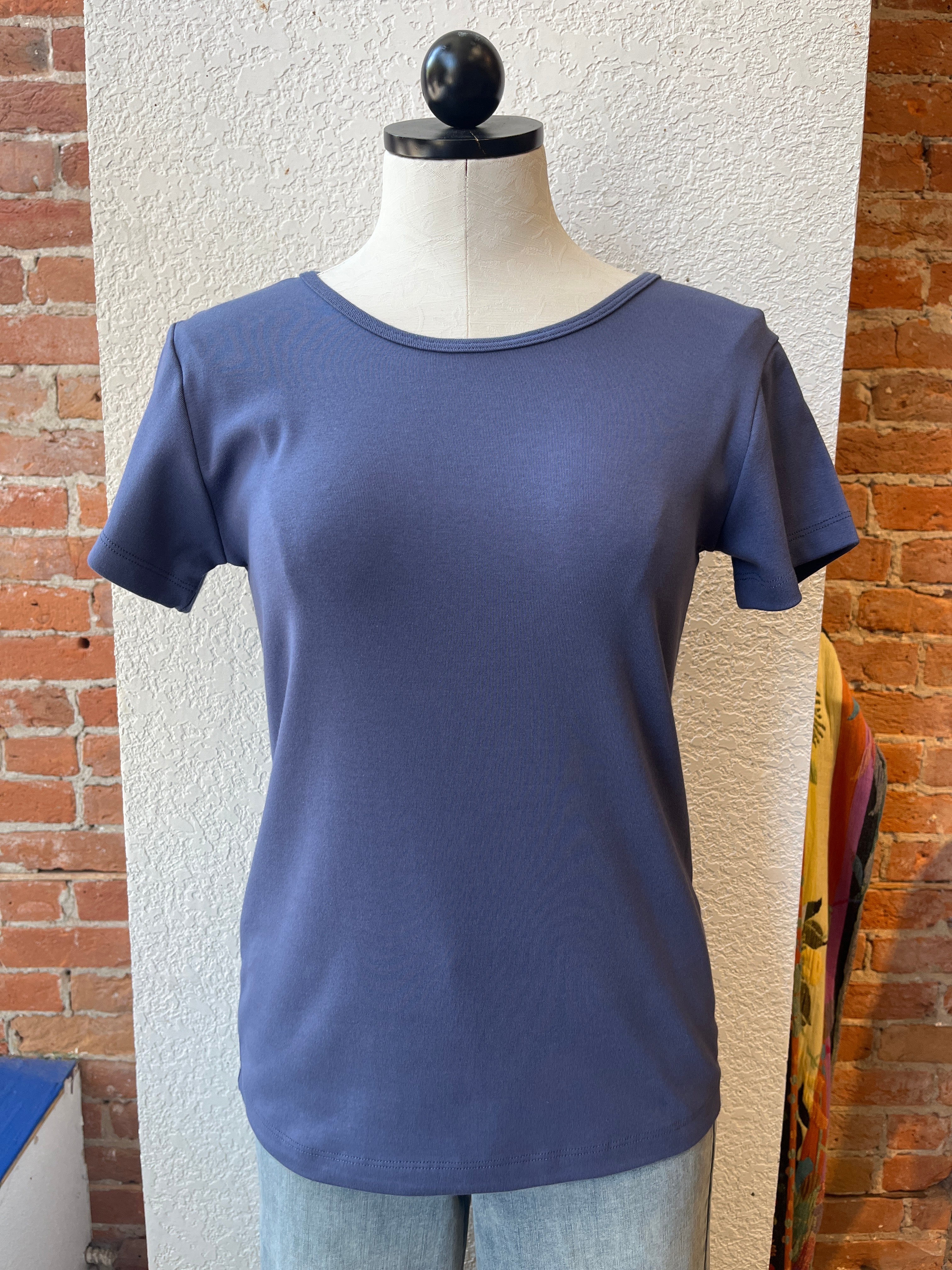 Camiseta Necessitees manga corta cuello joya