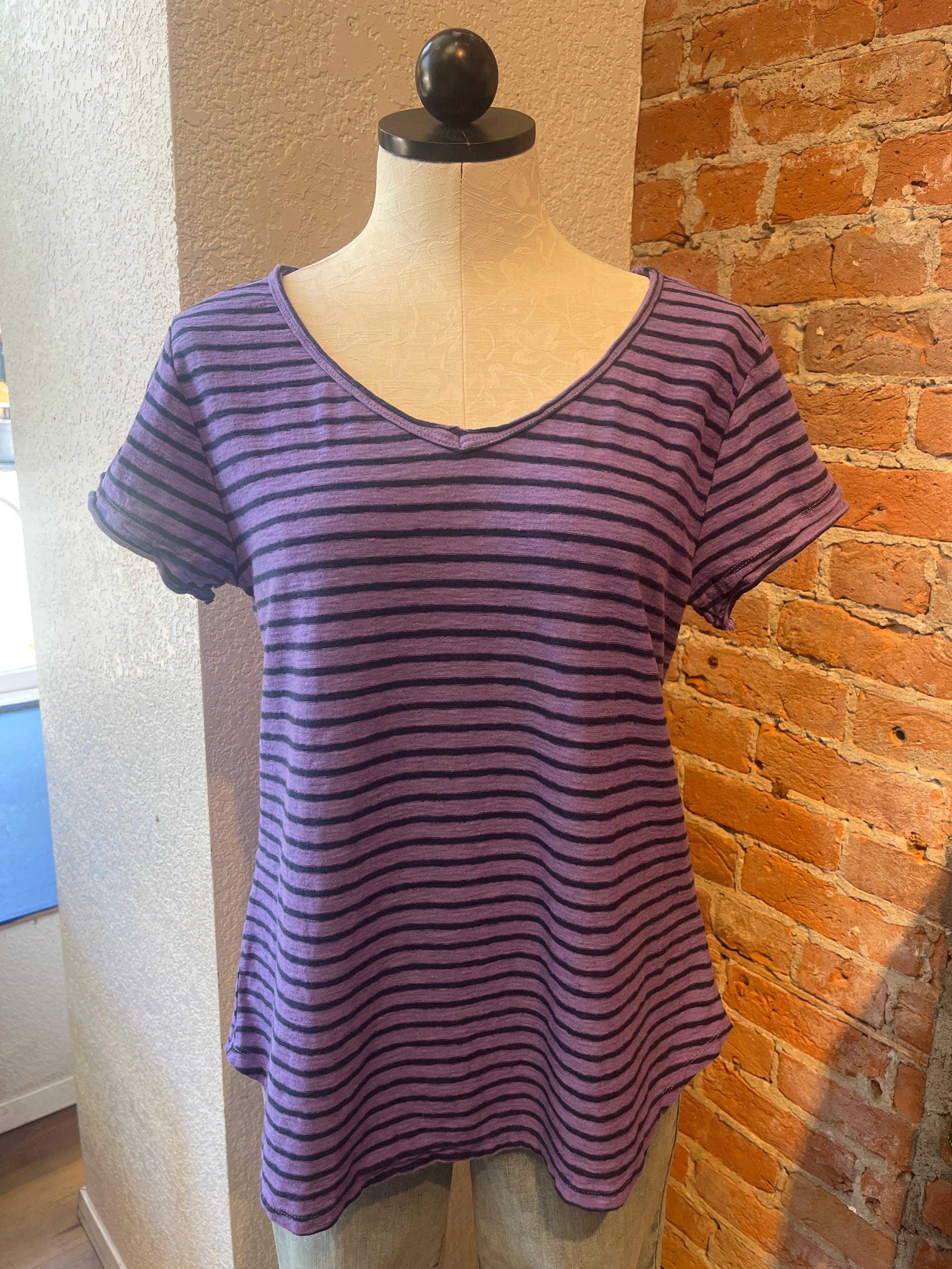 Cut Loose t-shirt, v-neck Violine Navy Stripe