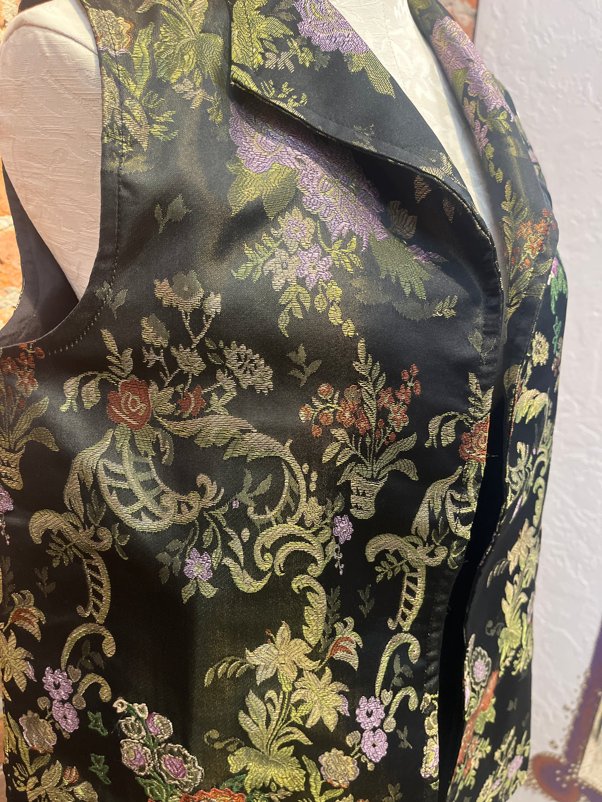 ANU vest 21342, embroidered brocade