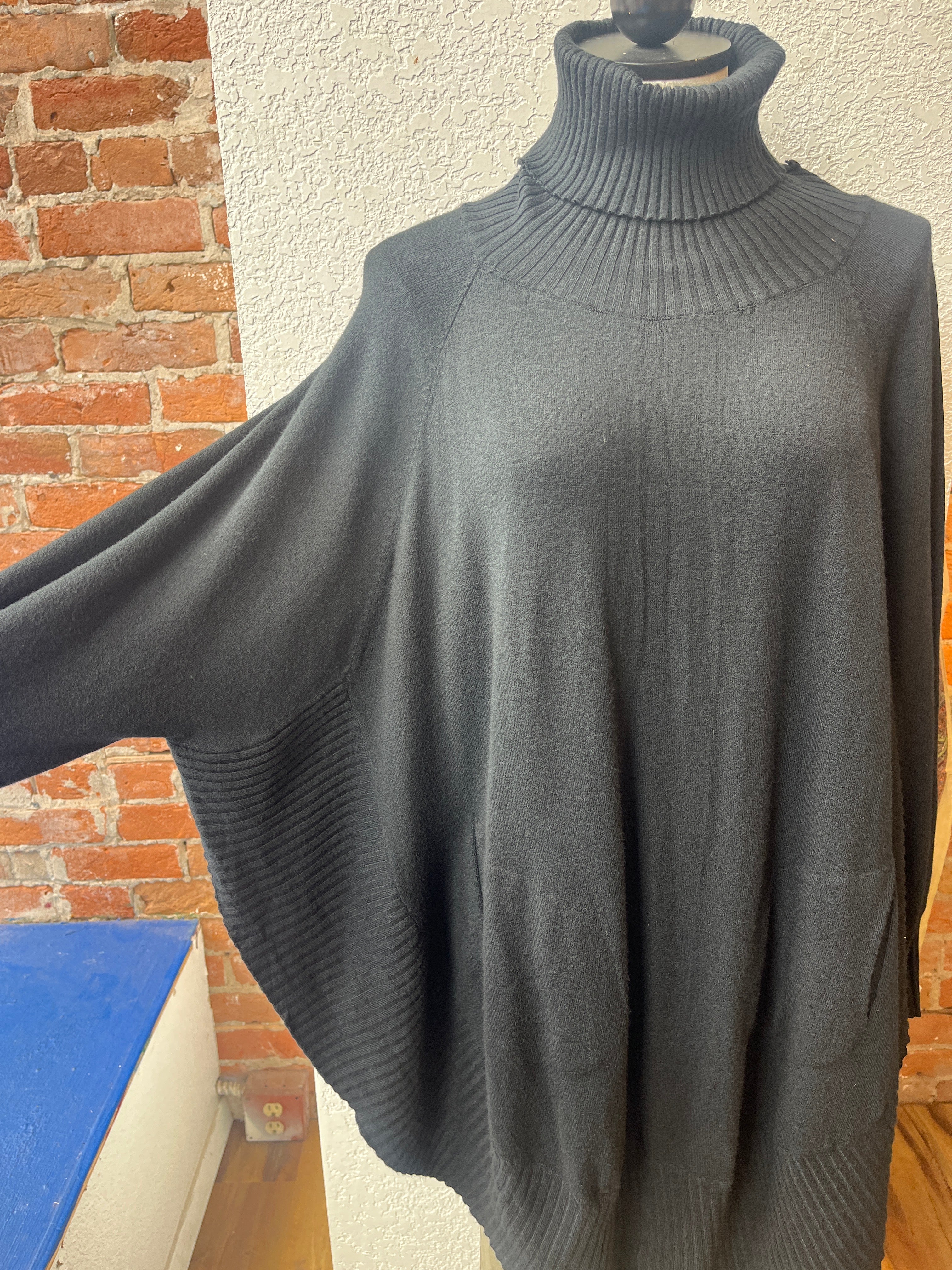 M (Made in Italy) sweater, turtle neck poncho 33-8015X