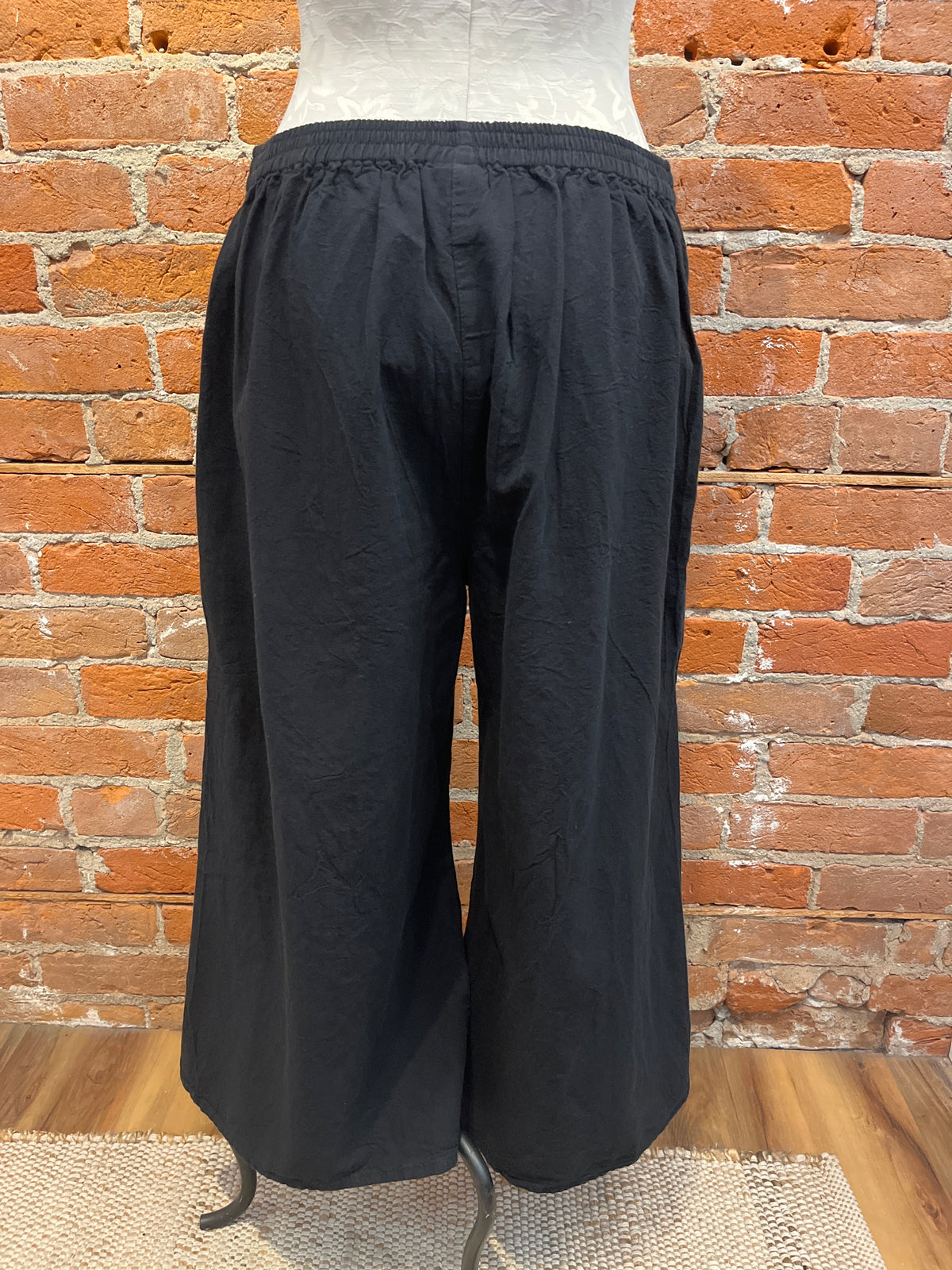 Maya Jones pants, wide leg crop with pockets