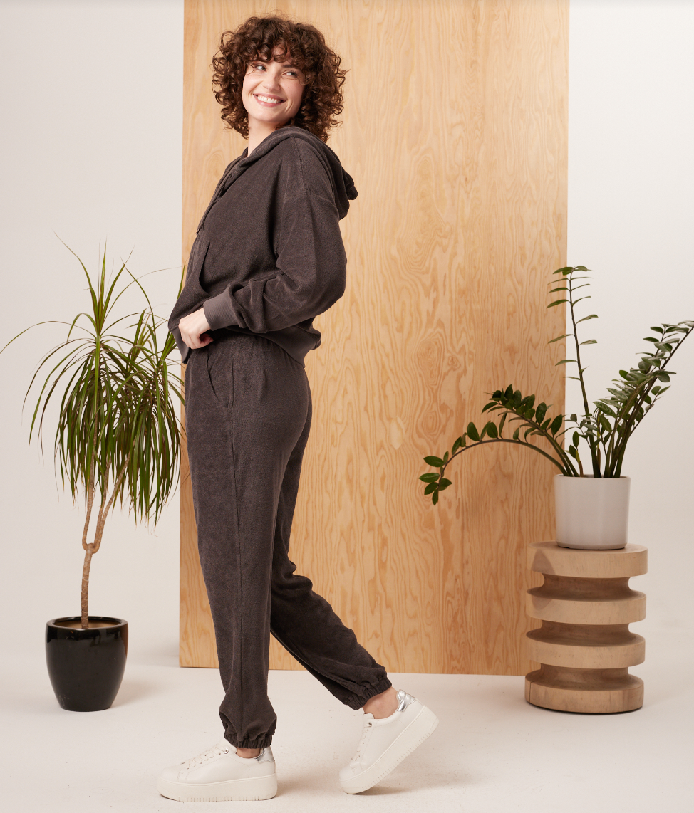 Pantalón Tansy de Known Supply, jogger de terciopelo