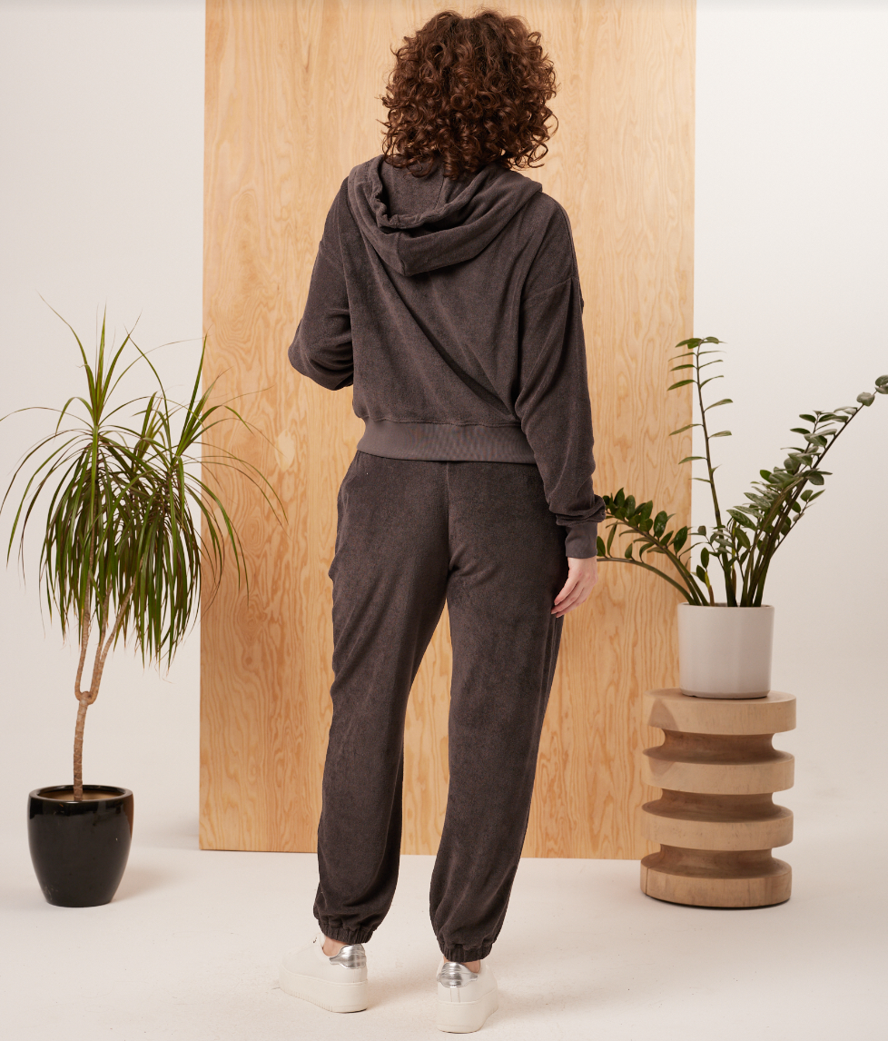 Pantalón Tansy de Known Supply, jogger de terciopelo