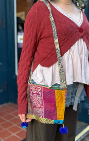 Bufanda Sevya sari, seda reciclada con borlas