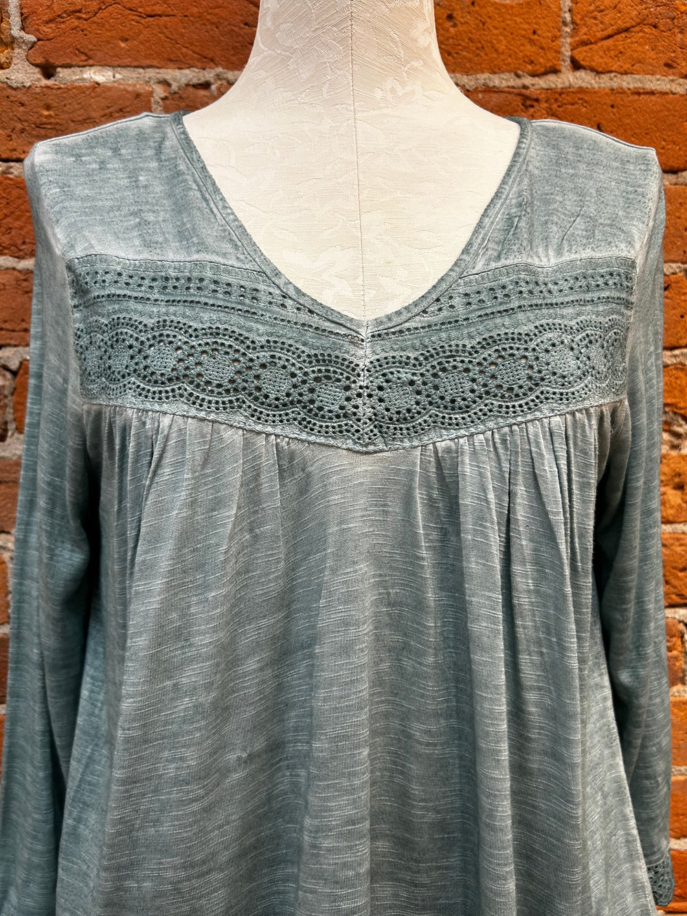 Keren Hart shirt 24005, crochet panel v-neck